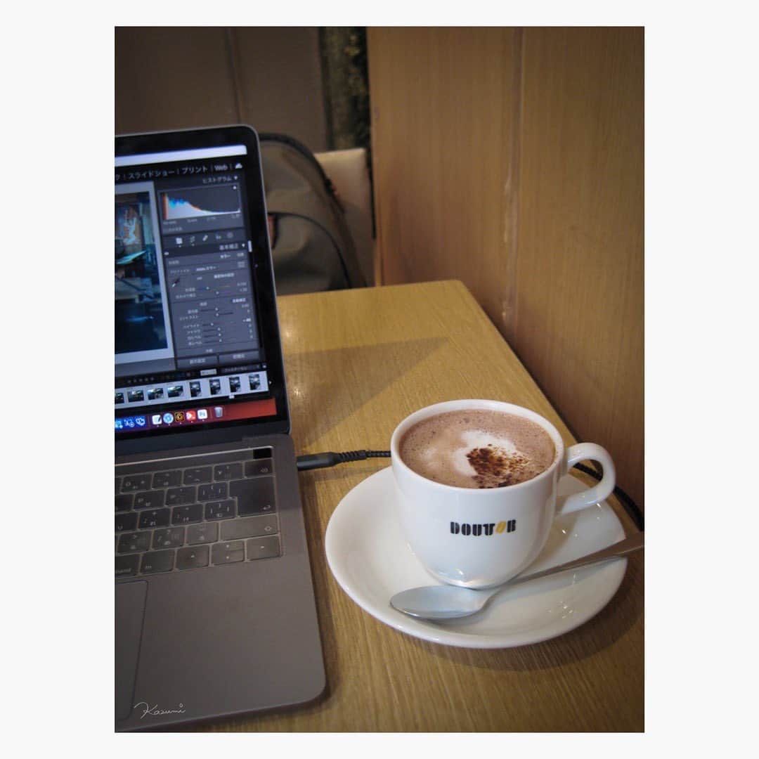 花澄さんのインスタグラム写真 - (花澄Instagram)「今日はカフェモカで頑張れるかな…？ ちょっと涼しいから まだHP落ちてない。😲  #ixydigital10#オールドコンデジ」7月13日 9時53分 - textisan
