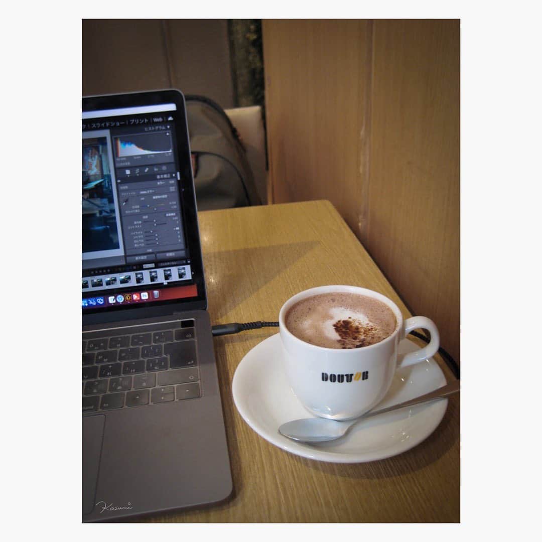 花澄のインスタグラム：「今日はカフェモカで頑張れるかな…？ ちょっと涼しいから まだHP落ちてない。😲  #ixydigital10#オールドコンデジ」