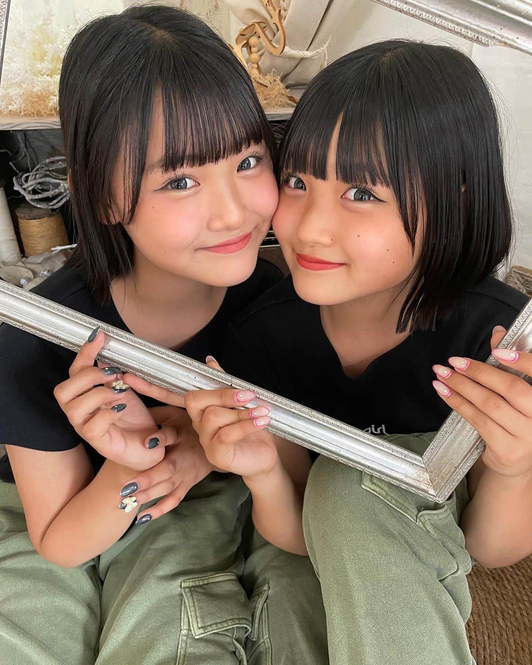 のインスタグラム：「アイコン撮影の時に撮ったオフショット📷  新しいアイコン好評で3人とも喜んでたよー♡  今日は17時にろこ個人チャンネル上がるから見てねん🎵  _ _ _ _ _ _ _ _ _ _ _ _ _ _ _ _ _   ◽️YouTube◽️ ろこまこあこチャンネル ▶︎月、水、金曜日　17時〜 ▶︎ショート　16時〜  ろこチャンネル ▶︎木曜日　17時〜  ライブ配信 ▶︎火曜日　17時半〜  ◽️TikTok◽️ ろこまこあこ ▶︎ atukiyo0311 ろこ（母管理）▶︎ rocoz.0517rma  ◽️Instagram◽️ ろこ（母管理）▶︎ @rocoroco0517 まこ（母管理）▶︎ @macomacomacorun  あこ（母管理）▶︎ @acoacoaconz  _ _ _ _ _ _ _ _ _ _ _ _ _ _ _ _ _ _  #kidsfashion#三姉妹#youtube#youtuber#ろこまこあこ#キッズコーデ#小学生コーデ#jc2#js6#twins#双子#コーデ#kids」