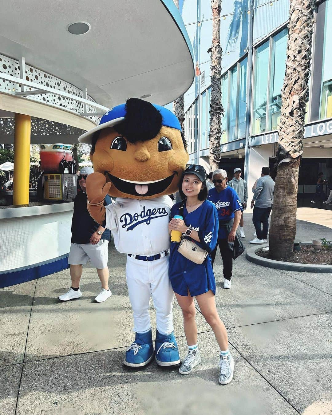 辻井美香さんのインスタグラム写真 - (辻井美香Instagram)「The Freeway Series and Japanese Heritage Night😊  Crystal Kay, a famous singer in Japan, sang the American and Japanese national anthems. That was awesome. I was moved🥲  Rui Hachimura who is a Lakers player threw out the ceremony's first pitch.  I'm an Otani fan, but my team is the Dodgers. It's complicated😂  DodgersとAngelesの試合を見に、Dodger Stadiumへ。  NY Yankees vs NY Metsの試合は、サブウェイシリーズ。  LA Dodgers vs LA Angelesの試合は、フリーウェイシリーズって呼ぶよ🧐  私は今やDodgersファンだけど、大谷さんのファンでもあるから、めっちゃ複雑なファンだよね😂  ちなみに、ウリアスのユニフォーム着てたら、めっちゃメキシカンなおじさんにからまれまくった😂😂😂 みんな酔っ払ってるから、何言ってるか分からないんだよね...lol  この日は、Japanese Heritage Nightで、めっちゃ日本に関係すること盛りだくさんで楽しかった。  個人的には、クリスタルケイのアメリカ国歌が涙出るくらい感動した。上手すぎた...   Lakersの八村塁選手が、セレモニーのファーストピッチを担当して、見事なthrowだった、スポーツ選手って何でもできるんだね😂  試合に関しては、大谷選手はやっぱスターだった⭐️ いっきに3rd baseまで走る大谷選手、ホームラン打つ大谷選手。  📍 Dodger Stadium （Los Angeles, California / カリフォルニア🇺🇸、ロサンゼルス）  🚗LAXから50分くらい（渋滞してたらもっとかかります。）」7月13日 10時03分 - tsujii_yoshika