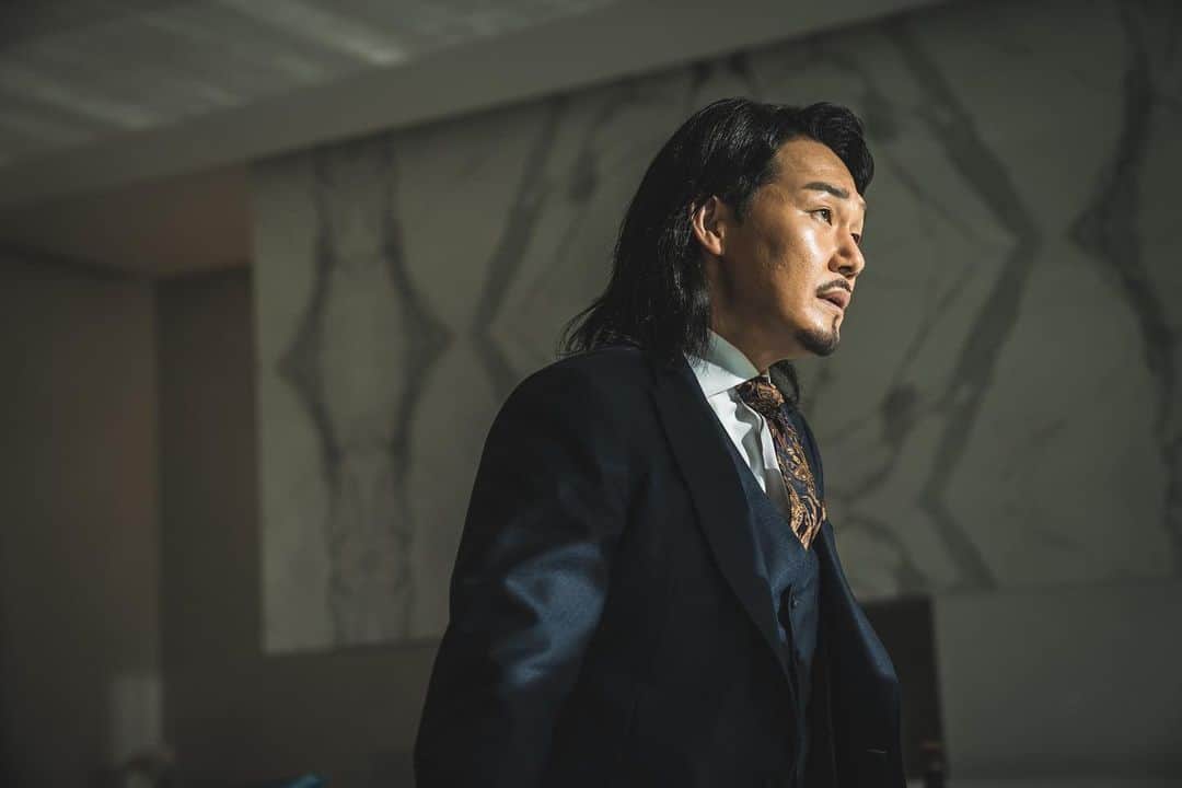C-JeS エンタテイメントさんのインスタグラム写真 - (C-JeS エンタテイメントInstagram)「10년 만에 출소해 몰랐던 딸의 존재를 알고  평범하게 살기를 원하는 수혁과  그를 노리는 이들 사이의 이야기를 그린 액션 영화 <보호자>   장발의 헤어스타일과 거친 수염 단정한 수트와 대조되는 파격적인 비주얼🫢  박성웅표 또 다른 빌런 #응국 기대해주세요🙌🏻  #PARKSUNGWOONG #보호자 #씨제스타그램 #cjestagram」7月13日 10時02分 - cjes.tagram