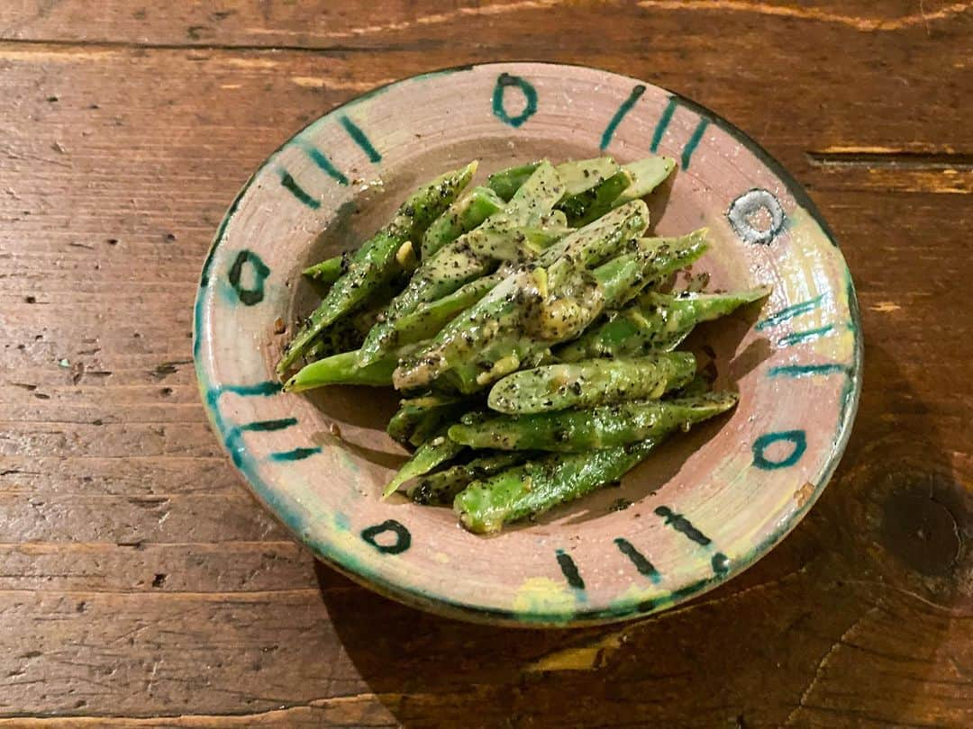 青山有紀さんのインスタグラム写真 - (青山有紀Instagram)「茄子の味噌煮 包丁で切り目をいれ表面を油で焼く。水を少しと【実山椒しょうが味噌】、お好みで砂糖かみりんを足して蓋をして煮るだけ。この日は空芯菜入り。 実山椒しょうが味噌はそのまま生野菜につけても炒めものや煮物にも美味しい。 夏野菜は身体を冷やすものが多いので調味料選びも食養生のポイントです☝️💛 @aoyakyoto   インゲンのごま和え 自家製きゅうりのピクルス、豚肉、ピーマン、ズッキーニ、トマトの炒めもの。 こちらは先日完成した【実山椒しょうが醤油】を使いました。もうすぐ発売予定です！ 金針菜と卵の塩いため など #薬膳 #青山有紀ごはん」7月13日 9時55分 - yukiaoya