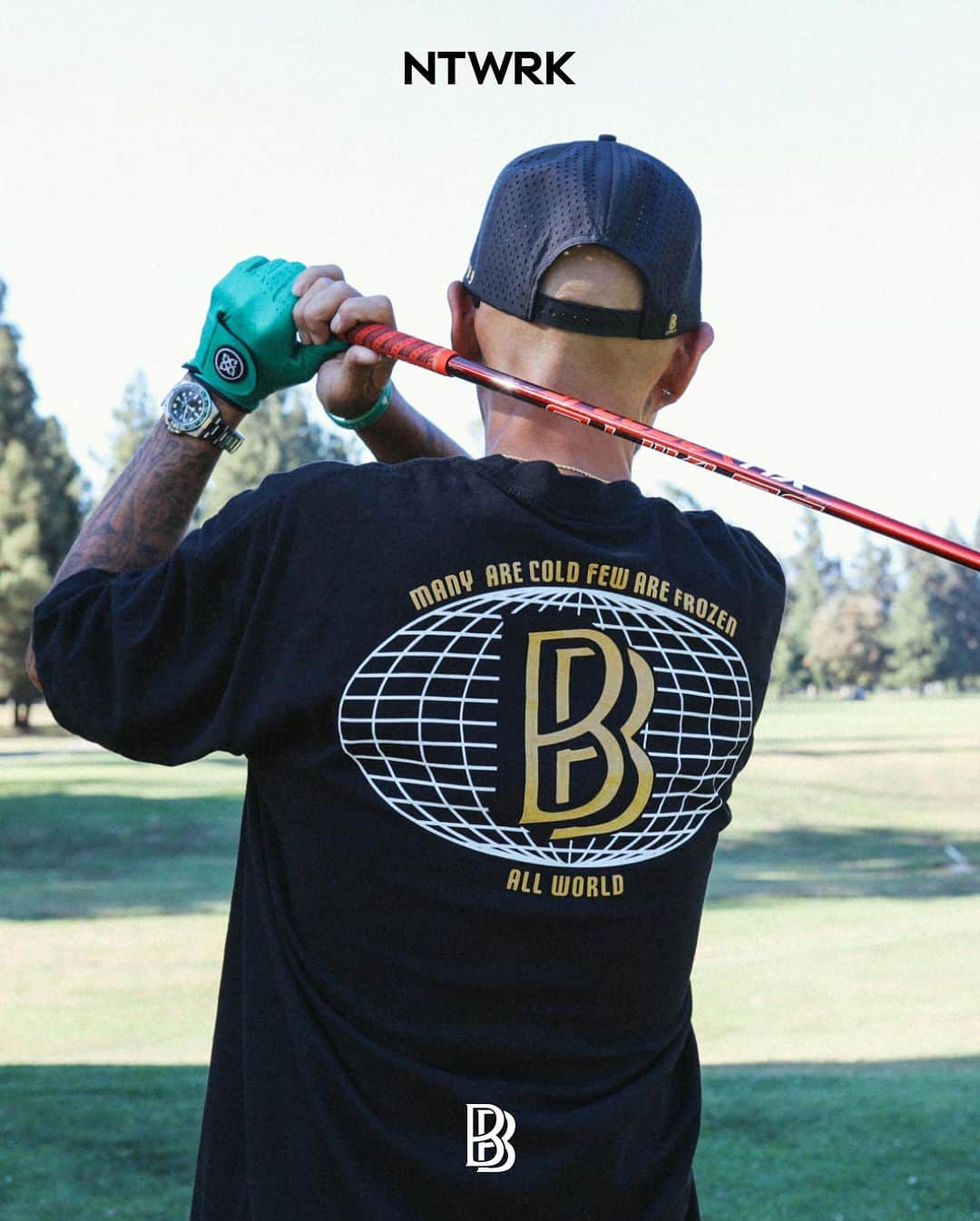 ベン・ボーラーのインスタグラム：「I’m proud to announce BBACK 9. The “BB” logo now stands for “BE BETTER”. Golf has taught me a lot about life and a lot about myself… but it’s not just about golf, it’s about moving forward. Be better today than you were yesterday, even if it’s a 1% change. Move forward in a positive direction until you get where you want to be. With integrity. Help others and most importantly help yourself. 🙏🏽 I hope you guys like this. I’m exclusively launching this line with @ntwrk on July 26th on the #NTWRK app and there will be limited edition Gold Golf Balls to elite polos to the best quality daily wear tees and hoodies, a super limited edition premium @vesselgolf bag and a gold 5 in 1 divot tool and much more. Thank you all for your support over the years 🙏🏽❤️⛳️ #BBACK9 #BBDTC」