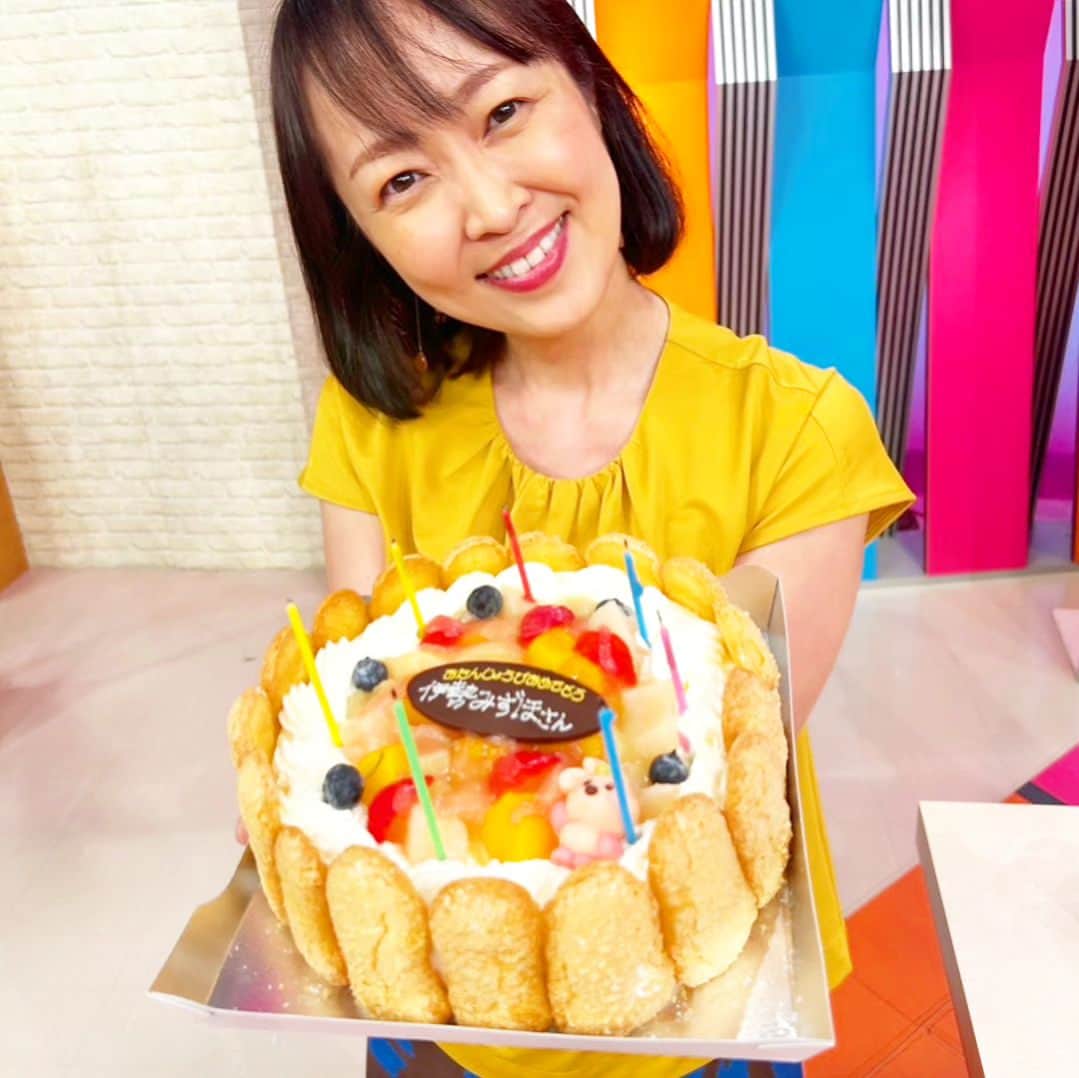 伊勢みずほさんのインスタグラム写真 - (伊勢みずほInstagram)「ガトーシェフ三昧堂さんが今年もケーキを届けてくださいました😭🩷 マスカットが敷き詰められた豪華なタルト！！  フレッシュな果汁と最高に美味しいタルト生地とクリーム🤩絶品！！  さらに水曜見ナイトのみんなからもお祝いのケーキ😭🩷　ちっちゃいてんちゃんが乗ってたけど、プロデューサーがむしゃむしゃ食べたよ🤩笑  お祝いにはケーキ。 何歳になっても嬉しい。 ケーキ屋さんってすごい。 みんなを笑顔にするもんね。  ガトーシェフ三昧堂さん、 水曜見ナイトの皆さん、 あらためましてありがとうございました😭💖💖💖💖💖💖💖💖  #ガトーシェフ三昧堂 #新潟市西区　#ケーキ屋さん #洋菓子店　#バースデーケーキ #水曜見ナイト #ありがとうございます #😘💖　#7月は太るね！」7月13日 10時11分 - isemizuhoo