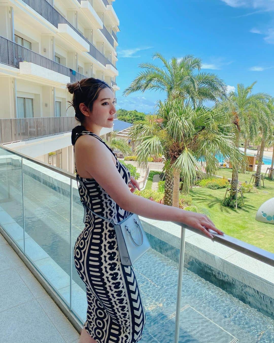 のインスタグラム：「石垣のANA INTERCONTINENTALに来てます🍍🌺🌴  去年は海もプールも行けなかったのではっちゃけ過ぎたら熱中症になりました🥲  もうすっかり元気なので御安心ください👍  そしてふぁんてぃあも更新してます🍉 無料プランの人も見てね☺️  #沖縄 #石垣島 #バカンス #pool #okinawa #ishigakiisland #vacation」
