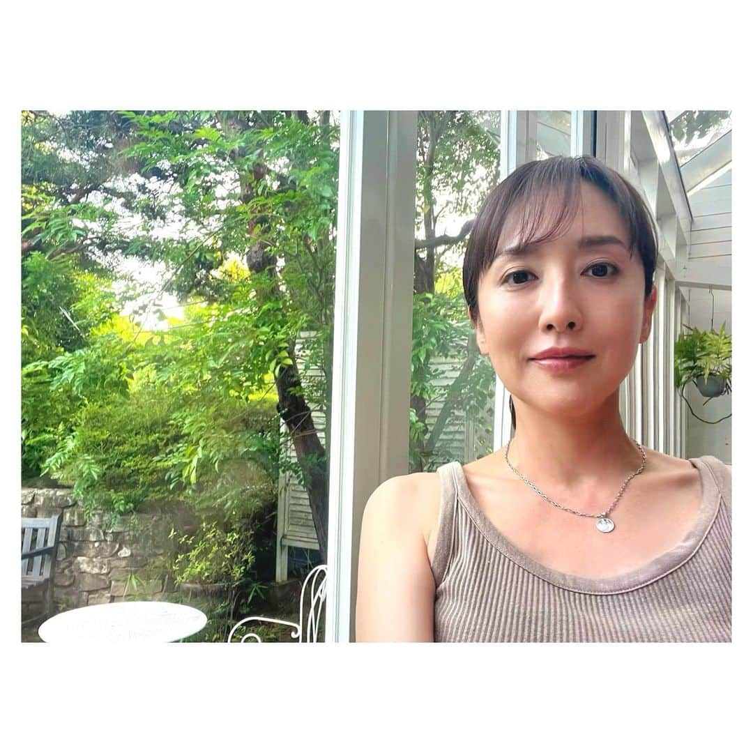 藤森香衣のインスタグラム：「- 素敵なハウススタジオで、某撮影🍀 (詳細は、また解禁になったらお知らせします😊)  初めましてのヘアメイクさん @chikamathuge  とお話ししていたら、 お互い、髪のカラーリングを 岩屋君 @makoto_noos に やって貰っている事が判明😳！  東京の美容室って、コンビニの数より多いのに すごい奇跡！！！  すなお君 @sunaoakiyama や 中込さん @gome_noos とも お仕事した事があるそうで  ご縁てすごいな！と思いました✨  #撮影 #暑かった #優しいスタッフの皆さん #ヘアメイク #ヘアサロン #美容室 #カラーリスト #ご縁に感謝」