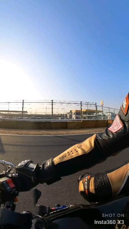 TOKIのインスタグラム：「インスタグラムが放置だったので適当なバイク動画とかUpさせて下さい😅ピストンリングが損傷して圧縮が抜けてるとは気付かず(なんか遅いな(笑))と気にしながら走っています💦私のバイクのスピードメーターはマイル表示なので、針が100を指していたら160kmです。メーター読みでは110くらいは行ってるので176kmあたりとなりますが、多少の誤差はあります。」