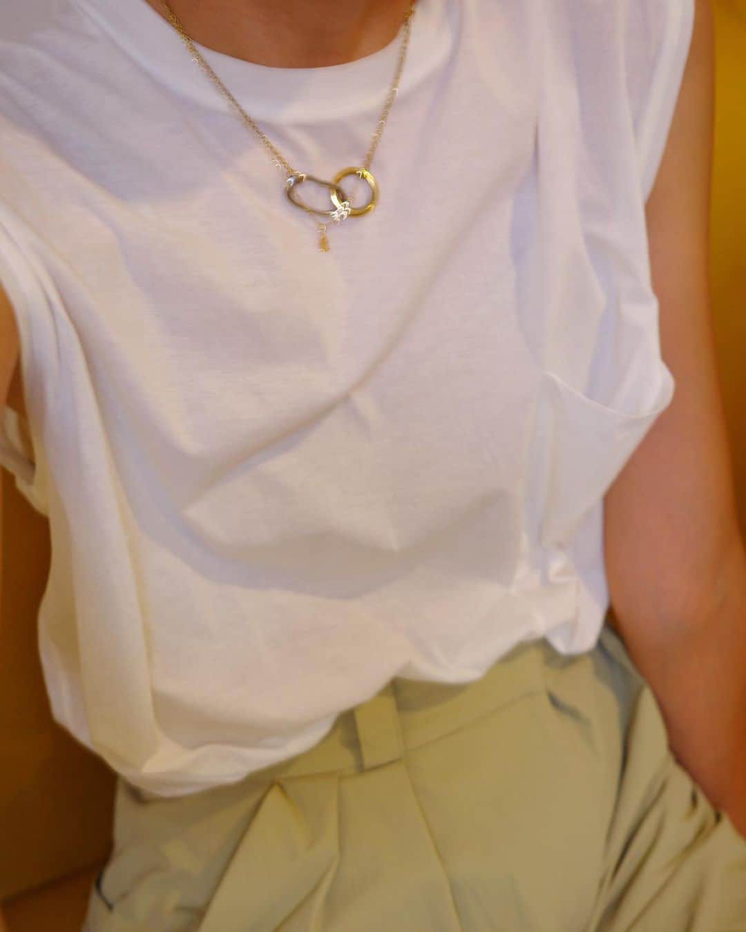 ungrid_yurieさんのインスタグラム写真 - (ungrid_yurieInstagram)「私服🦒 暑過ぎるからとにかく涼しい素材で🎐 タンク #jilsander  パンツ #searoomlynn ネックレス #lon_jewelry   メイクはもうなんのこっちゃ わからないけれど 最近は日焼けに渋め？深め？リップが気分です🍇  #知久カジ」7月13日 10時07分 - chiku_y34