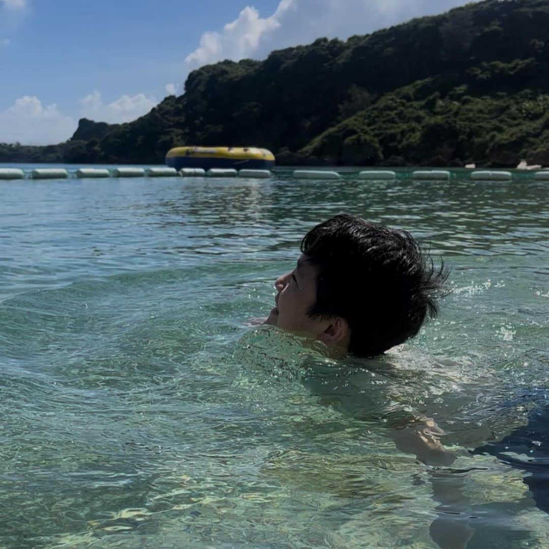 クリス智子さんのインスタグラム写真 - (クリス智子Instagram)「《沖縄旅》  久しぶりに夏らしいことをした感じ。 朝イチ、誰もいない海。どこまでも透明な海水！  伊計島「トンナハビーチ」は、とってもよかった。10時半ごろになると人も少しずつ来ましたが、とはいえ、とにかく、人が少ないのと、シャワーなどの設備はあって、ドリンク、フードもある程度あり、テラスも快適。必要なものが揃ってて、ナイスビーチでした⛱️ 🌊  バナナボートに初めて乗ってみたけど、楽しかった😆（ジェットに引っ張られるボート）  砂浜のブランコもかわいいね。うすいピンクに塗ってあるところも。  私は、後半、石と貝拾いに夢中に。。」7月13日 10時08分 - chris_tomoko