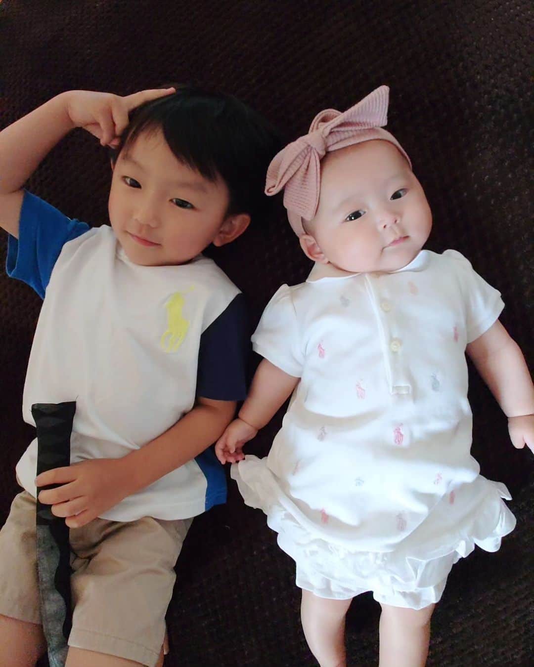 阪本麻美のインスタグラム：「３歳児検診で息子が目の検査にひっかかった。  少し乱視がはいってるから眼科に行って詳しく調べて下さいと告げられた。  っえ？うちの子が？  テレビや本を見にくそうにしてる仕草が全くなかったので、びっくりと同時に不安を隠しきれなかった。  眼科に行って色々と調べてもらった結果、治療用眼鏡をつけて治療してくださいと言われた。  毎日何時間も一緒にいるのに、気づいてあげれてなかったこと、1番ヤンチャで活発に行動する時期に眼鏡をつけなくてはいけないこと。  胸が苦しくなった。  小さい時から眼鏡なんて可哀想。  と言われた言葉が私の胸を更に痛めた。  そんなことを何気に姉にラインした。  そしたらすぐに電話がかかってきた。  大丈夫か？まみが落ち込んでないか？と。  さすが姉である。 私の性格をよく知ってる。  ママがそんなんじゃ駄目だと、治療すれば治るから治療する。  そんな話しをしながら、姉と母と他愛もない話をしながらテレビ電話で沢山笑わせてくれた。  久々にあんなに笑った気がしたと同時に涙も溢れてきた。  辛いときに笑顔にしてくれる家族がいることに涙が出た、心強かった。  そうだ、私が落ち込んでどーする。  息子と一緒に頑張って治療していくことを前向きに考えることが出来た。  そう思わせてくれた姉、母に感謝。  私も息子、娘にそんな頼れる存在でありたいと改めて思った。  治療が完治するまでは眼鏡は相棒になりお世話になるので、息子と最高〜な眼鏡を探しに行きます。  頑張ろうね。  #3歳男の子#ヤンチャ坊主##年少さん#３歳児検診#治療用眼鏡#眼鏡#家族の大切さ#大切な息子#治療#前向きに頑張る」