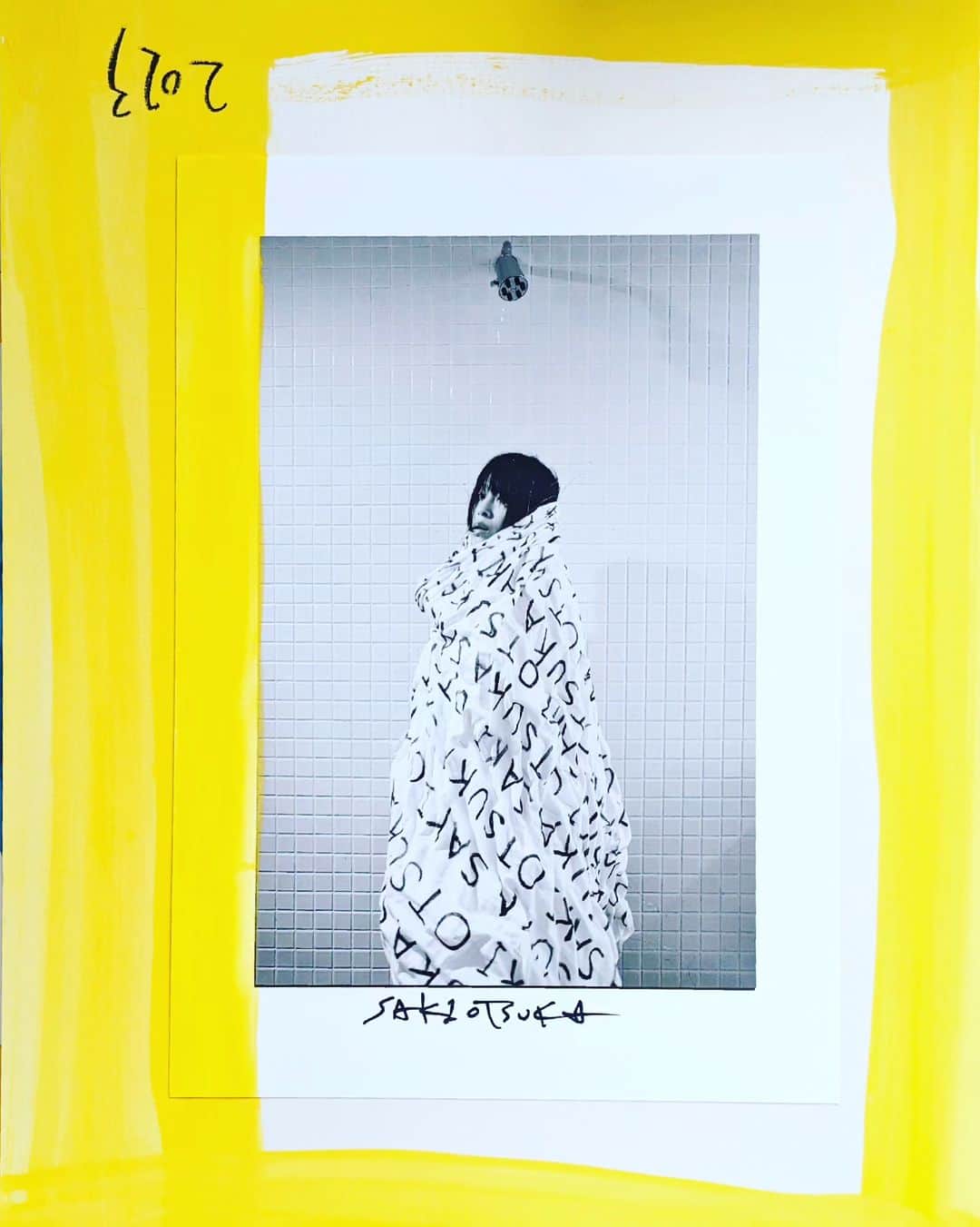 大塚咲のインスタグラム：「8/4スタート @jinny.gallery  千駄ヶ谷ストリート、路上展示🟡  SAKI OTSUKA同時開催写真展 @otsukasaki_  ⬜「私達は共鳴している」 UltraSuperNewGallery  8/4-8/10(8/4オープニングパーティー18:00-21:00) ⬜「ひとつの愛しいところ」 JinnyStreetGallery 8/4-9/1  どちらも入場無料。 どちらも千駄ヶ谷。  @jinny.gallery  @ultrasupernewgalleryjp」