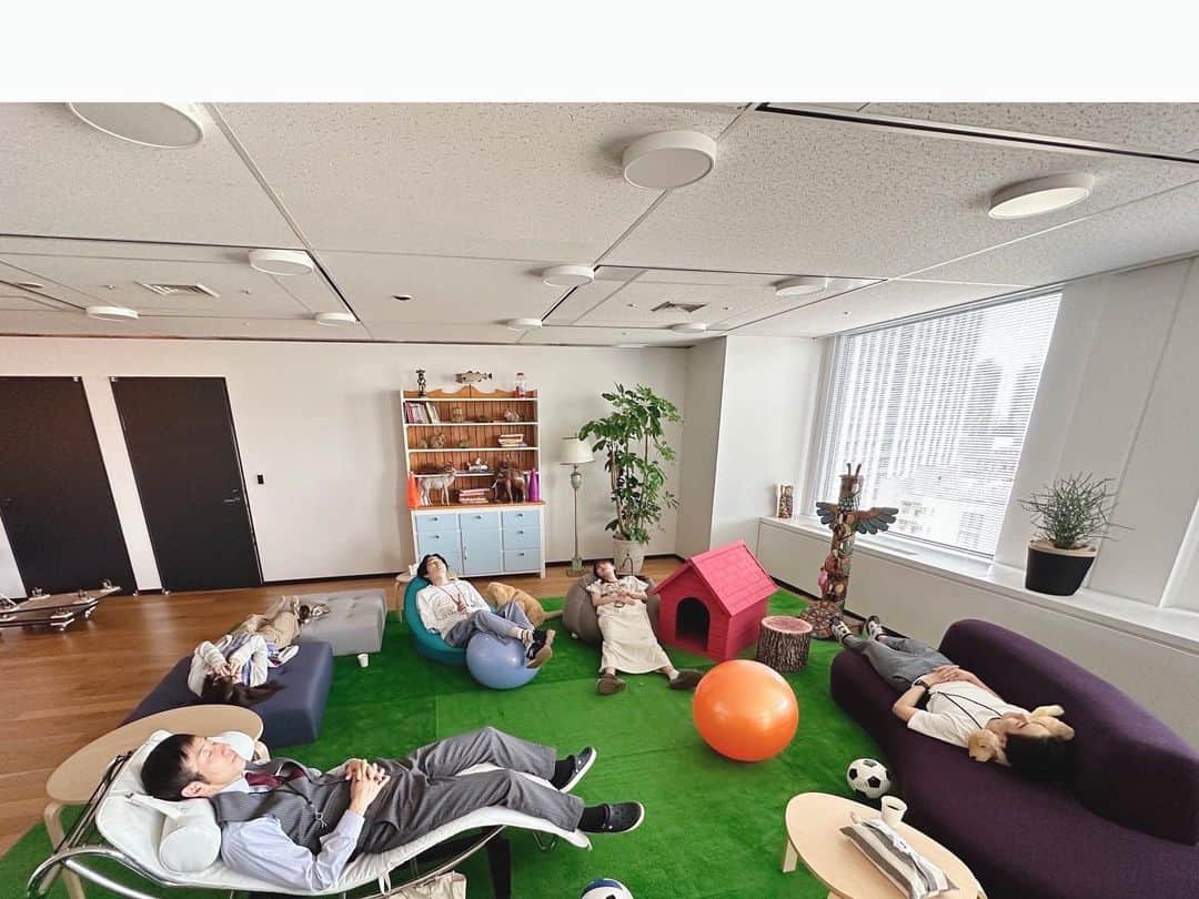 市川由衣のインスタグラム：「. はろー ⁡ #量産型リコ 本日3話放送です📺 タイトルは【難攻不落の熊本さん】 クールな熊本さんにリコちゃんどう攻める⁇🏯 ぜひご覧ください☺︎ 📷は美術さんのセンスが光るドッグランオフィスでお昼寝なドリクレ🐶どれが誰だかわかるかな？愛しき仲間☺︎ ⁡ ⁡ 「量産型リコ〜もう1人のプラモ女子の人生組み立て記〜」 熊本侑美 役 毎週木曜 24:30〜 テレビ東京系」