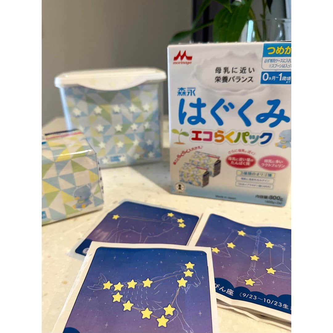 永末まゆさんのインスタグラム写真 - (永末まゆInstagram)「暗闇で光る星のイルミネーションステッカー🌟  なんとこれ、インテリアの邪魔をしない粉ミルクなんです。可愛いー💕  プロママ集団「MOTHERS編集部」と大手メーカー森永乳業が、 「家事・育児をもっとラクに。楽しく。」をテーマを掲げたコラボプロジェクトの一つで、ミルクをあげる以外の家事もラクにする「エコらくパック」。  専用ケースは、シンプルデザインでコンパクト、更にエコ！  夜中の授乳の寂しさを軽減できるように、　と考えられたステッカー🌟ミルク缶って派手すぎるものが多いので、画期的なミルクだなーと🍼  @mothers.official さんにはコラボプロジェクトの記事が掲載されています。 私自身は幸せな時間として母乳推奨派ですが、それぞれの状況に合わせていろいろな選択を知ったり、人に預けるときには便利だなーと感じました☺️🍼  📝星ステッカーは、MOTHERS編集部と森永乳業で考えたノベルティで、なくなり次第終了だそうです。限定ノベルティのため、取り扱いのない店舗もあり、確実なのは森永乳業の公式自社通販サイトです。  ・ ・ ・  #MOTHERS編集部 #森永乳業 #エコらくパック #粉ミルク  @mothers.official #可愛い育児グッズ #子育てグラム #0歳児ママ」7月13日 10時17分 - nagasuemayu