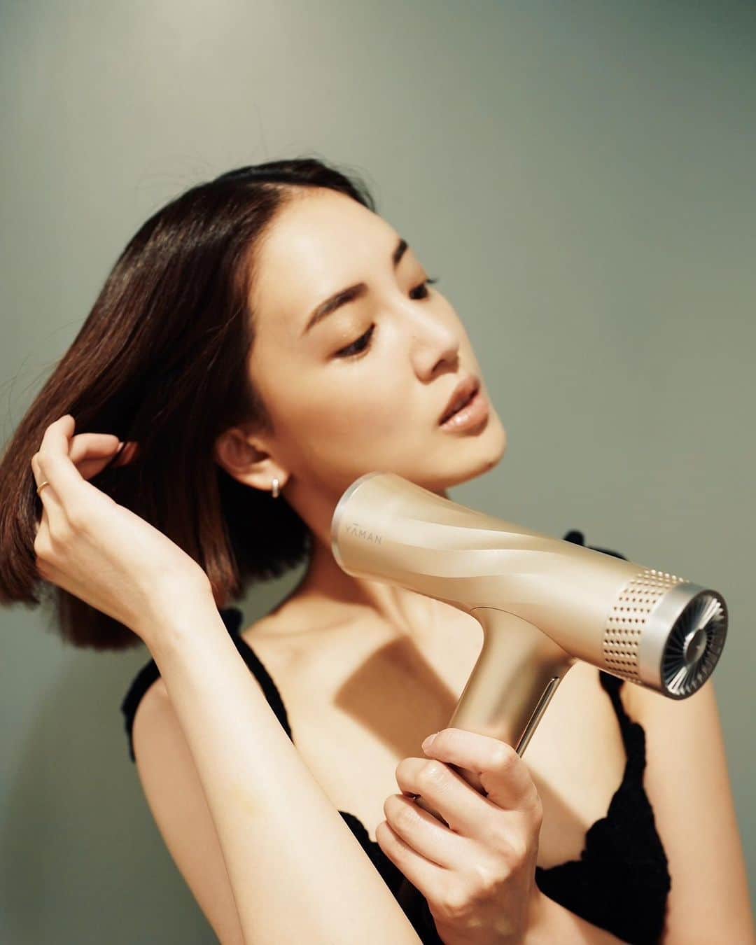 藤井夏恋のインスタグラム：「My new hair dryer.  ヤーマンのリフトドライヤー。 速乾なので、浮いた時間で美顔ケアや頭皮ケアもできて一石二鳥なアイテム。 デザインも素敵だし、なによりも軽量だから腕が疲れなくて、女性にも優しい🤍  ヘッドを取り付けるだけで、フェイスラインもキュッと持ち上げてくれるから継続もしやすくて、これは本当にいい！と思いました👌✨  #pr #ヤーマン #ヴェール髪 #ドライヤー #リフトドライヤー @yaman.official」