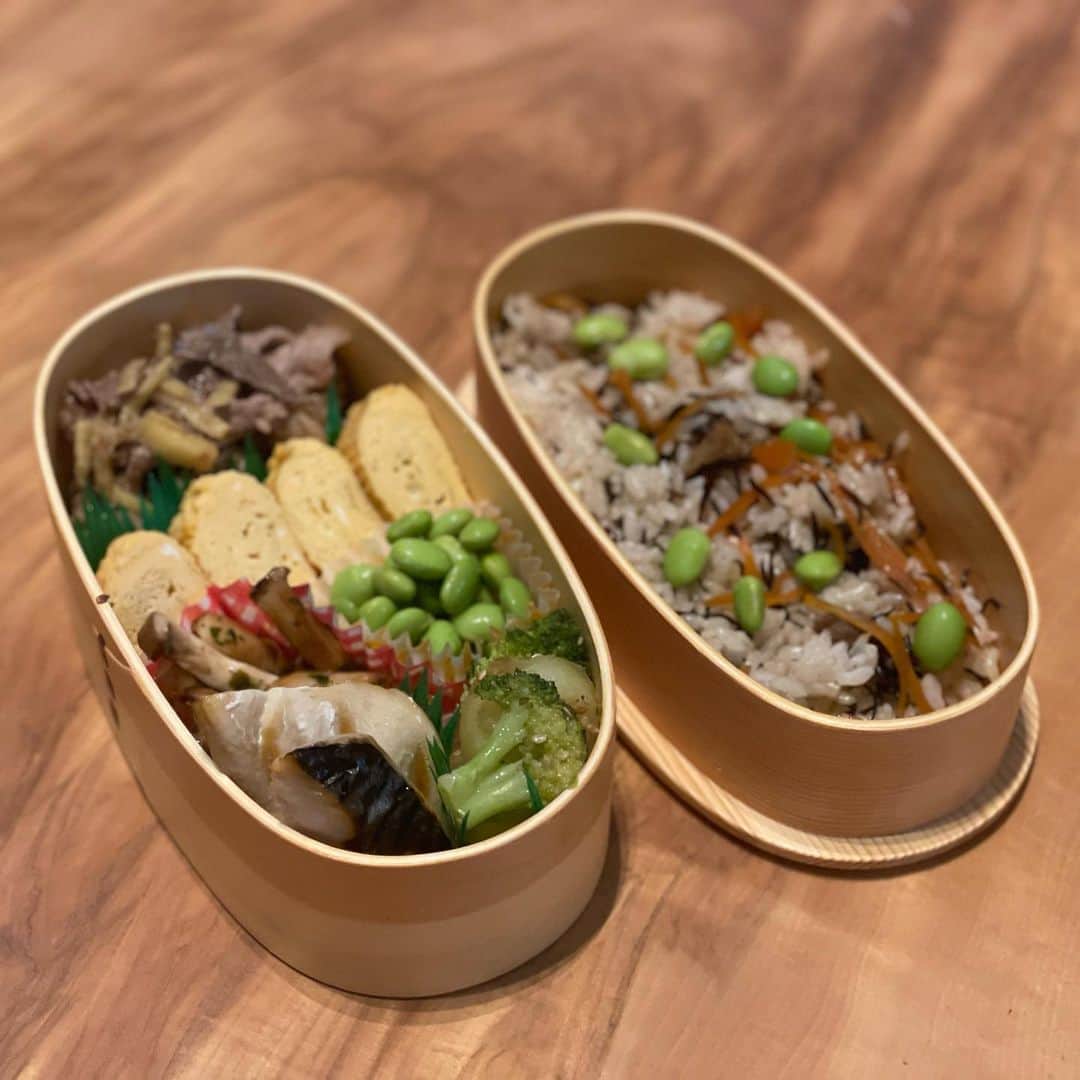 大戸千絵のインスタグラム：「今日の夫弁当。  先日新潟から、枝豆が届きました🫛 以前からサポートしてくださってる方からの贈り物だったんですが、 ほんっっとにおいしくて😍 子供はおやつに、夫にもたくさん食事で摂取してもらってます。ありがとうございます😊  福岡佐賀は雨が続いていて、量も多いので思うように動けない日々が続いており、雨が上がるとすごくジメジメして暑く息も上がるような気候😓  しっかりおいしく栄養満点で整えないとなぁ、と改めて思っています。  そんな今日のベントーです🍖✌️🫰🤍🩵💓  牛肉の生姜焼き 卵焼き エリンギの青さのりバター ブロッコリーとじゃがいもの胡麻和え 塩サバ  ひじきの混ぜご飯  #bento#food#lunchbox」