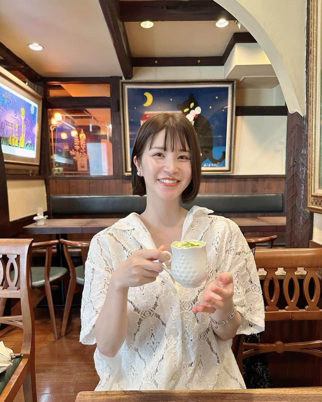 川島菜月のインスタグラム：「. . . ヲタ活記録です〜🤍🤍🤍 ビートたけしさん行きつけの壹眞珈琲店に行ってきたよ‼︎ . カップはマイセンで揃えられてて抹茶ラテ（私は今コーヒーが飲めない）も美味しかった😆 . たけしさんの絵に囲まれて幸せな時間… . 推しがいる生活はいいよね〜 . . . #ビートたけしさん #ビートたけし　（さん）　#推し活 #ヲタ活　#壹眞珈琲店 #壹眞珈琲店銀座」