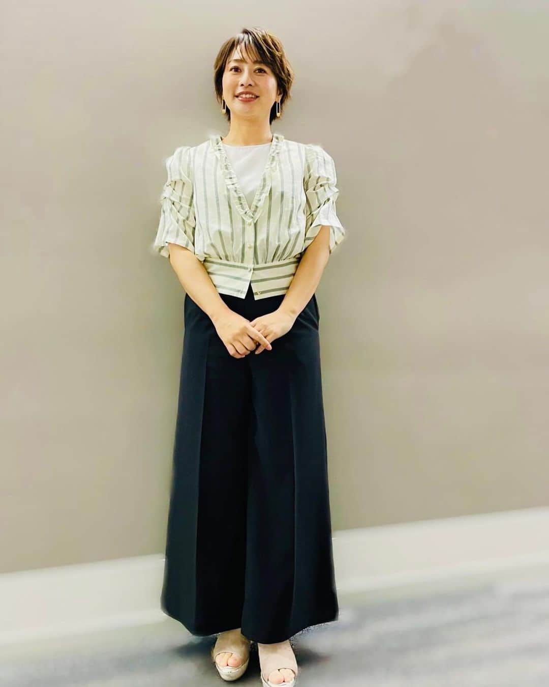 のインスタグラム：「ソレいる？六本木会議の収録がどんどん楽しみになってきている今日この頃…☝️  ①枚目☞衣装🫶 ②枚目☞雰囲気ある成田さんとホットドッグ🌭 ③枚目☞ゲストにコウメ太夫さん！なんでもやってみるのが、ソレいるスタッフ👏👏😂  お時間ありましたら、TVerでぜひ〜！  ブラウス　@avie_andensal  靴　@kanematsu_official  ピアス　@mimi33_official   #コウメ太夫 さん #ソレいる六本木会議 #成田悠輔 #久保田直子」