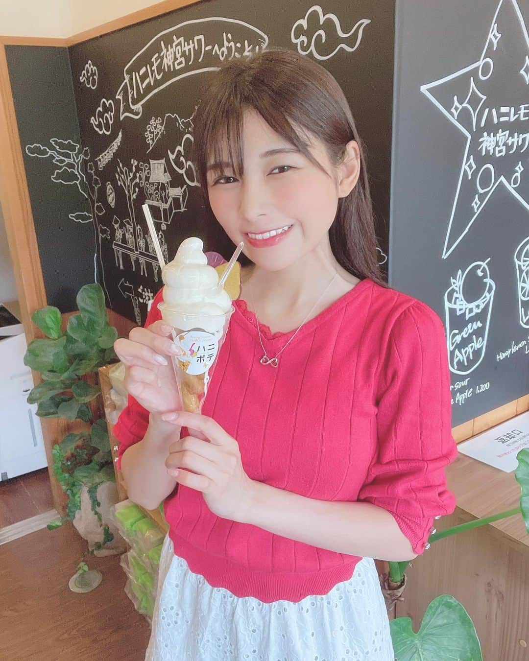 日比野友香のインスタグラム：「ハニポテ🍯   夏の方が食欲増すんですよね…困る🥹   同士いませんか？笑       美味しいもの大好きすぎて最近むちむちなので、エステに行ってきました！   📍美方@mikata202112       人気No1の全身痩身 脂肪燃焼マッサージ90分コースしてもらったよ🪄   ハンドマッサージと最新機器を使つので、老廃物をしっかり流しつつ、ラジオ波キャビテーション低周波でしっかり脂肪にアプローチ🧖🏻‍♀️    代謝良くなって汗びっしょりなった！   シャワー室完備だからさっぱりして帰れるのも嬉しいところ🚿      エステティシャンさん、カウンセリングから施術まですごく丁寧だし、KーPOP好きだからお話も楽しかったです🥰              #ハニポテ  #食べ歩き  #食べ歩きグルメ  #三重観光  #三重旅行 #おかげ横丁  #おかげ横丁食べ歩き #南森町エステ #南森町駅#エステサロン#痩身エステ #南森町痩身 #天神橋筋商店街#エステティックサロン美方#大阪エステ #サロン  #痩せる  #ems  #ラジオ波  #キャビテーション  #ハンドマッサージ  #リラクゼーション  #マッサージ  #エステ」