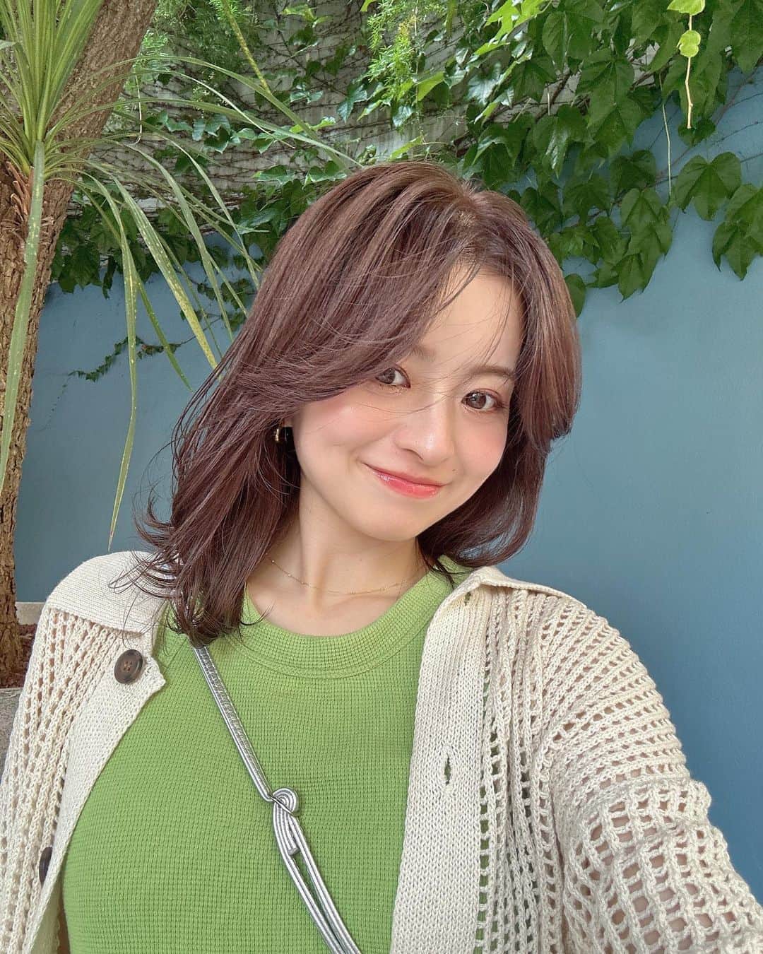 田中優衣のインスタグラム：「やっと行けた美容室。 チョコレートブラウン🍫 カラー可愛いいいいい⚡️⚡️ ちなみにブリーチしてないお。  髪の毛もセットしやすくなりました🫶🏻  風が強いところで写真撮って サラサラ感が伝わらないんだけど 前田さんのインスタに室内で撮った 写真載ってます🫠」