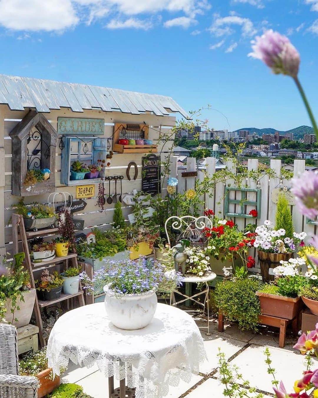 ムクリ［mukuri］さんのインスタグラム写真 - (ムクリ［mukuri］Instagram)「DIYで作り上げたプライベートな空間〜ベランダガーデニングの楽しみ方  スッキリしないお天気が続くと 青い空が恋しくなりますね…。  今私の頭の中には 「晴れたら◯◯しよう！」 そんな項目がいくつもストックされています。  その中のひとつがガーデニング。  本編はDIYで憧れのナチュラルガーデンを実現し、 第二のリビングとして過ごせるような プライベートな空間をつくり上げた RIKAさんのお話をお伺いしています。  色鮮やかなお花たちや 真っ青な空の写真を見ていると、 益々真夏が待ち遠しくなります。  暮らしに彩りや 癒しを与えてくれるベランダガーデンの楽しみ方、 ぜひご覧下さいね♪  ▶︎ご紹介した読みもの 「ガーデニング」で検索するとご覧いただけます  –––––––––––––––––– ムクリ公式アカウントでは くらしの中にある"好き"や"コダワリ"を毎日お届け。  インテリア、整理収納から家づくりなど 日常で参考になる情報から サラッと読める短編コラムまで ご紹介していますのでフォローしてぜひご覧ください。 ▶︎ @mukuri_official ・  「 #ムクリ 」のタグもいつも楽しく拝見しています☺️  オリジナルブランドは @daily_mukuri  くらしの中にあったらいいいな、 そんな商品を企画・制作、集めています。 ––––––––––––––––––  #ナチュラルガーデン#ベランダガーデン#ガーデニング#花のある暮らし#多肉植物のある暮らし#多肉植物#ダイソー#ブリキポット#多肉植物の寄せ植え#ガーデン雑貨#ガーデニング雑貨#ガーデニングdiy#ベランダdiy#ナメクジ退治#アースガーデン#小屋風#ルーフバルコニー#テラス#ベランダガーデニング#ナチュラルガーデニング#mygarden#gardening#gardeninglife#balconygarden#garden#gardenstagram #succlents #くらしの編集 #ムクリ」7月13日 21時05分 - mukuri_official