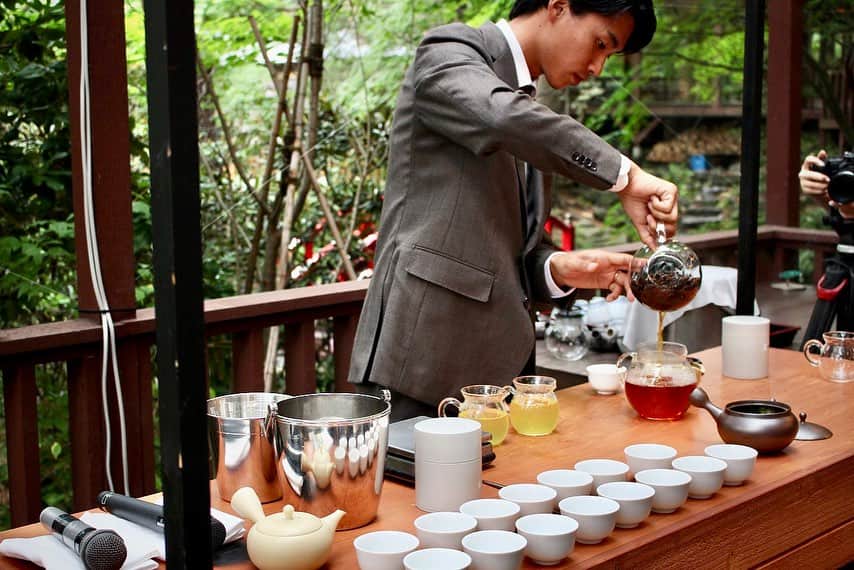 poroco（ポロコ）さんのインスタグラム写真 - (poroco（ポロコ）Instagram)「✨エルムガーデンでティーペアリングの特別会席✨ @elm_garden    ローカルに眠る新しい食体験をエルムガーデンが提案する 【DISCOVERY THE JAPAN】    第1回目のコンセプトは“TEA RETREAT”     茨城県の老舗茶園である吉田茶園、 日本を代表するシニアソムリエ大越基裕さん、 そしてエルムガーデン総料理長小林正和さんがコラボし、新しい食体験を提供してくれます!!   7/12に開催された、キックオフイベントに参加させていただきました❣️     **************** ②③枚目 まずは、1000坪の日本庭園でウェルカムフードとスパークリングのお茶✨   ④枚目 エルムガーデンの夏の風物詩・888個の風鈴小径🎐   ⑤枚目 老舗茶園・吉田茶園さん、シニアソムリエの大越基裕さん、エルムガーデン総料理長小林正和さん   ⑥⑦⑧ お料理自体にお茶を使ったり、お茶に合うようにお料理を仕上げたり、エルムガーデンの小林総料理長が創意を凝らした味わい！   ⑨枚目 ひと皿ずつに、お茶orお酒をペアリング グラスが一つずつすべて違うのも驚き！   ⑩枚目 食後は、野外のラウンジにて、吉田茶園さんが自ら淹れてくれるお茶とスイーツをいただきました🍵   **************** 7/13(木)～8/31(木)は夜の会席で、 『TEA RETREATDINNER』を開催✨✨   吉田茶園さん×大越基裕さん×小林正和さんの特別会席15,000円(税込・サ別)を楽しめます😊   貴重な機会をお見逃しなく♪  #poroco #ポロコ #エルムガーデン #日本料理 #札幌日本料理 #庭園 #ティーペアリング #ティーリトリート #リトリート #吉田茶園 #大越基裕さん #ペアリング #夏の風物詩 #夏のイベント #札幌グルメ #札幌 #sapporo」7月13日 11時06分 - poroco_magazine