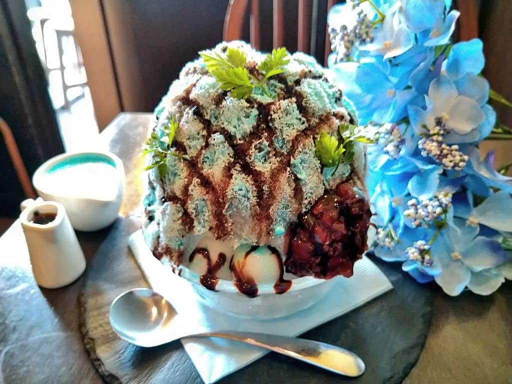 おいもカフェ金糸雀さんのインスタグラム写真 - (おいもカフェ金糸雀Instagram)「. 鎌倉の夏の海のような水色が映える『チョコミントかき氷』(税込み900円)。 純氷で作るふわふわの氷にかかったマイルドな爽快感のミントソースと甘いチョコソースで、チョコミントアイスを表現しました♪ 氷の下にはチョコミントアイスを忍ばせ、最後までチョコミントの味を楽しめるようになってます(^^) こちらは通年販売。 . #おいもカフェ金糸雀 #おいもカフェ #鎌倉 #小町通り #湘南 #神奈川 #カフェ #喫茶店 #鎌倉カフェ #湘南カフェ #神奈川カフェ #鎌倉スイーツ #鎌倉グルメ #鎌倉観光 #鎌倉旅行 #鎌倉散歩 #鎌倉デート #チョコミントかき氷 #かき氷 #チョコミント #チョコミントアイス #ミント #氷 #チョコ #チョコミン党 #ミン活 #氷活 #レトロ #kamakura #가마쿠라 . 《おいもカフェ金糸雀》 営業時間：10:00-18:00(L.O.17:30) 定休日：水曜日 248-0006 神奈川県鎌倉市小町2-10-10 小町TIビル1F TEL：0467-22-4908」7月13日 11時07分 - oimocafekanaria