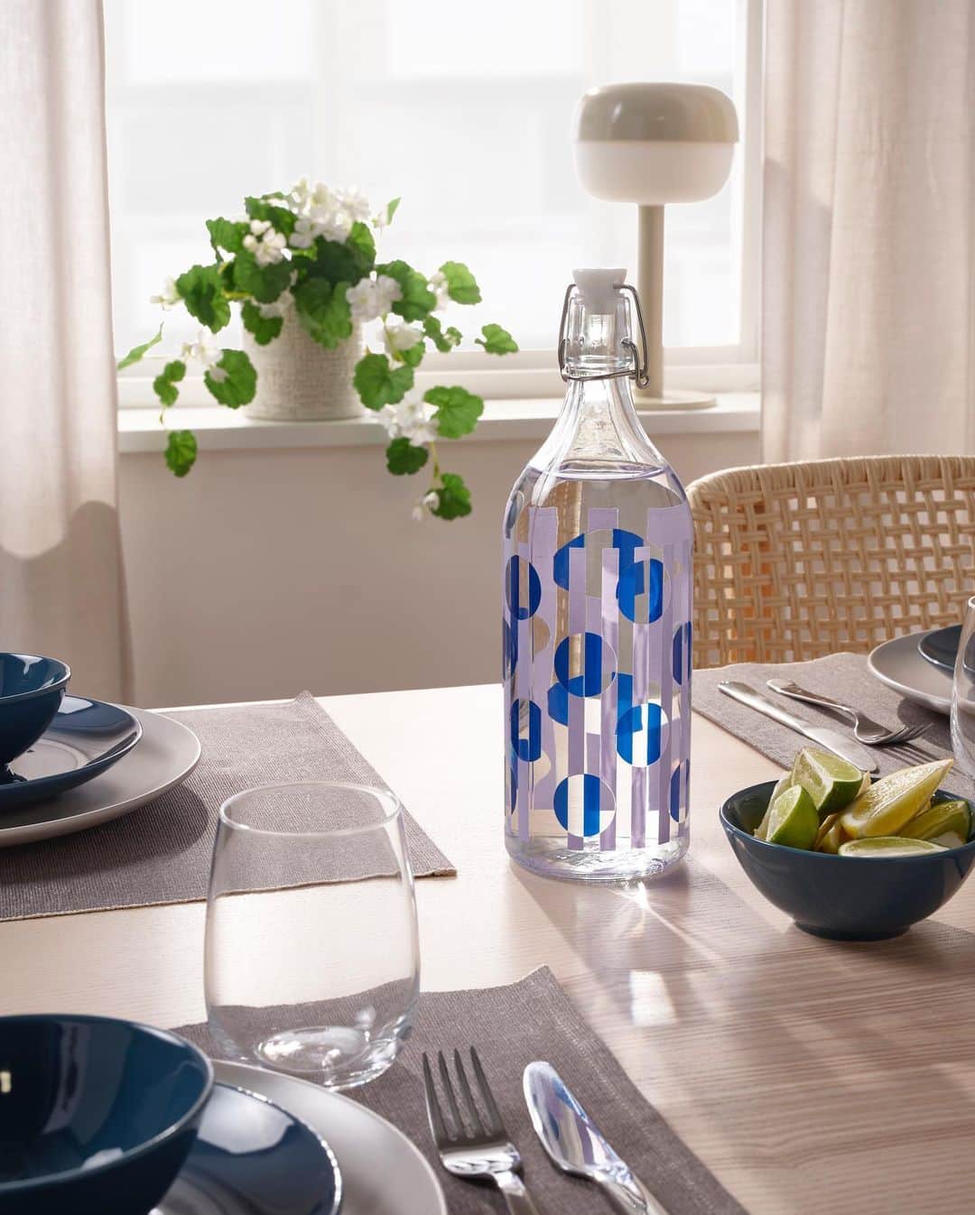 IKEA JAPANさんのインスタグラム写真 - (IKEA JAPANInstagram)「夏らしい食器でさわやかな毎日に🌿 ⁡ 暑い日が続く夏は、涼しげな食器を取り入れてみませんか。アイスドリンクを注ぐのにぴったりなグラスや、カラフルな模様入りのボトル、夏らしい青色のサイドプレートなど。料理や飲み物ををステキに彩る食器で、夏時間を楽しんでください🥤 ⁡ #イケア #IKEA #ikeajapan #この家が好き #ものに居場所を #IKEAオンラインストア #ワンルーム #サステナブル #サスティナブル #おうち時間 #インテリア #家具 #部屋づくり #一人暮らし #コップ #お皿 #ランチョンマット #ワイングラス #ゴブレット」7月13日 11時08分 - ikeajapan