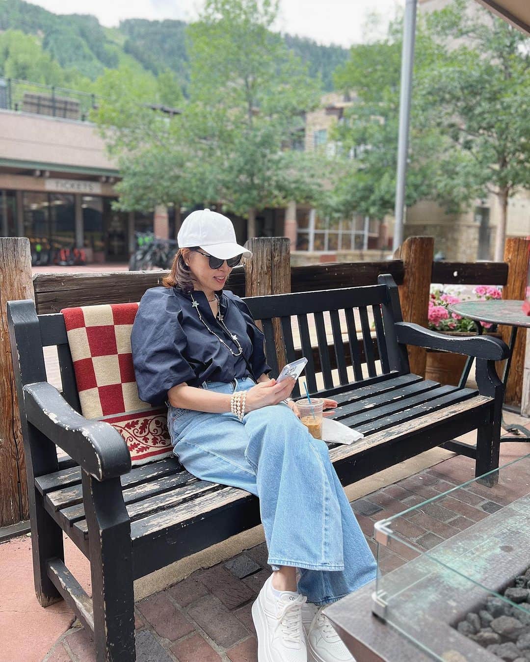 翁安芸のインスタグラム：「My chic mom @nobukoaspen 😎  私が数年前にコラボで作ったブラウスをかっこよく着てくれてる母🫶🏻  July 4thの日なので⭐︎のネックレスしてます🇺🇸  #loveherstyle #designworks #thebestgrandma #aspen #summerinaspen」