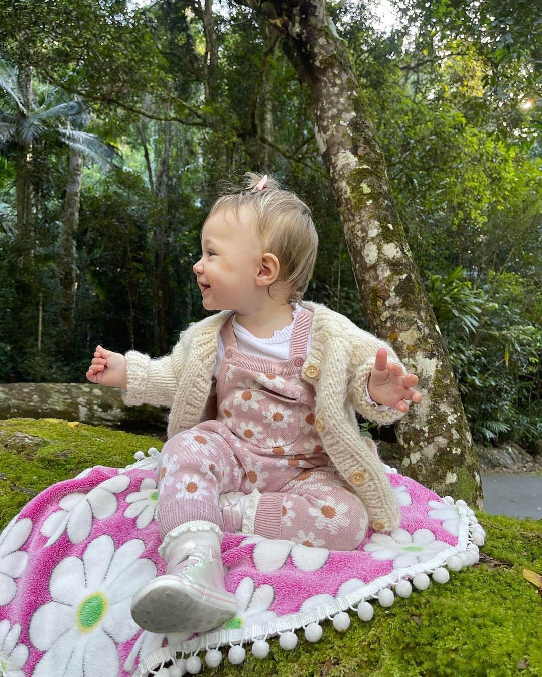 ELOUISE MORRISさんのインスタグラム写真 - (ELOUISE MORRISInstagram)「My little forest fairy 🧚🏼‍♀️🦋🪲💚✨」7月13日 11時20分 - ellemorrisxo