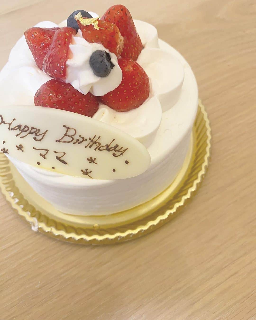 福長優さんのインスタグラム写真 - (福長優Instagram)「🤍🩵 お誕生日迎えました〜🤍  35歳‼︎🫣 四捨五入したらアラフォーの仲間入りでございます🙇🏻‍♀️‼︎  自分が思ってた35歳と 違いすぎて中身どうした？って 感じだよ← 当日、子供達が手作りTシャツ着て 登場して笑った！ ありがと♡♡ パジャマで着るわ♡♡  #7.12」7月13日 11時13分 - yu_fukunaga88