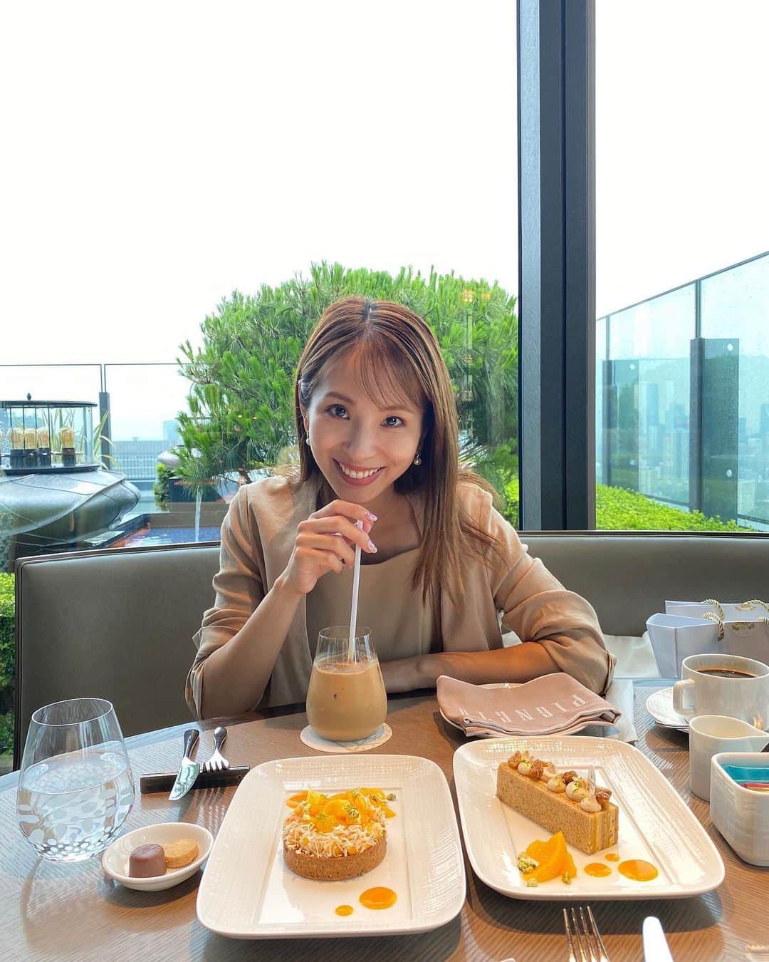福長優のインスタグラム：「🤍🩵 お誕生日迎えました〜🤍  35歳‼︎🫣 四捨五入したらアラフォーの仲間入りでございます🙇🏻‍♀️‼︎  自分が思ってた35歳と 違いすぎて中身どうした？って 感じだよ← 当日、子供達が手作りTシャツ着て 登場して笑った！ ありがと♡♡ パジャマで着るわ♡♡  #7.12」