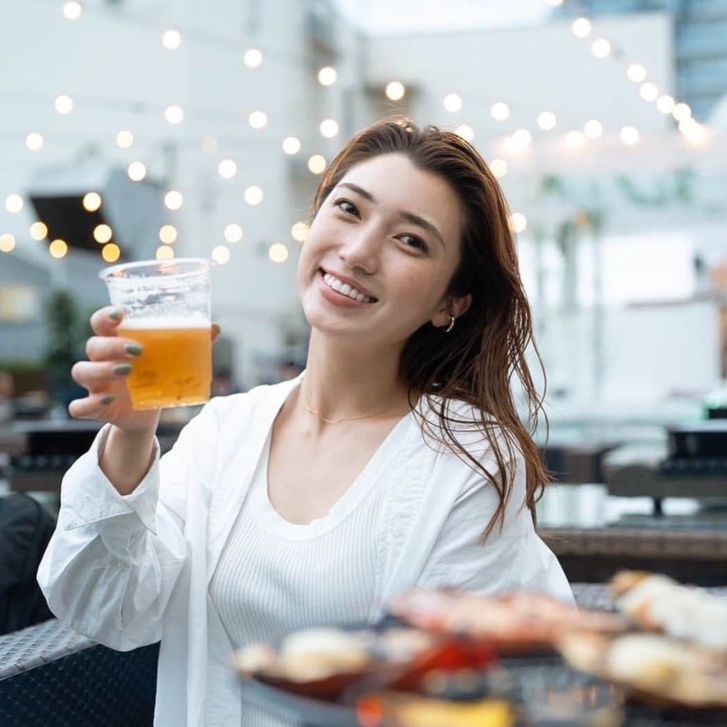 伊藤沙菜さんのインスタグラム写真 - (伊藤沙菜Instagram)「・ 【🌊夏　🌞外　🍺ビール】 この三拍子揃った時には文字だけで浮かれられる🫡🔥🩵爆笑 ㅤㅤㅤㅤㅤㅤㅤㅤㅤㅤㅤㅤㅤㅤㅤㅤㅤㅤㅤㅤㅤㅤㅤㅤㅤㅤ 札幌PARCO 屋上に『BBQ BeerGarden THE SUMMER』がオープンしました😘✨ ㅤㅤㅤㅤㅤㅤㅤㅤㅤㅤㅤㅤㅤ 相方のひなたひめまろ（ひなた日姫）と行って来たよ💃🏻💃🏻🩵 @hinata__hime  ㅤㅤㅤㅤㅤㅤㅤㅤㅤㅤㅤㅤㅤ 料理はBBQを華やかに彩るタコスを中心としたオードブルをはじめ、シェフ厳選の5種類のお肉を使ったBBQやシーフードBBQ、北海道定番のジンギスカンも厳選した柔らかいロース肉を使用するなど味にこだわったコースをご用意🙆🏻‍♀️🙆🏻‍♀️✨ ㅤㅤㅤㅤㅤㅤㅤㅤㅤㅤㅤㅤㅤ ドリンクはサッポロビールをはじめ、コロナビールなど100種類以上のカクテルやモクテル（ノンアルコールカクテル）等も飲み放題という豪華なプランを安価に取り揃えています🙋🏻‍♀️🙆🏻‍♀️✨ ㅤㅤㅤㅤㅤㅤㅤㅤㅤㅤㅤㅤㅤ 緑に囲まれるグリーンウォール🌿 涼しげなプール🌈 映える空間でのBBQ &サッポロビールは別格にうまし🍺❤️ ㅤㅤㅤㅤㅤㅤㅤㅤㅤㅤㅤㅤㅤ ㅤㅤㅤㅤㅤㅤㅤㅤㅤㅤㅤㅤㅤ⭐️月～金　16:00～23:00(L.O. 21:30　ドリンク L.O. 22:30) ⭐️土、日、祝日　12:00～23:00(L.O. 21:30　ドリンク L.O. 22:30) ㅤㅤㅤㅤㅤㅤㅤㅤㅤㅤㅤㅤㅤ 期間は9/3(日)までです🫡🍺 ㅤㅤㅤㅤㅤㅤㅤㅤㅤㅤㅤㅤㅤ ちなみにあたしたちは プレミアムBBQプラン（飲み放題付き）お一人様 ￥5,000（税込）にしたよ🙋🏻‍♀️🙋🏻‍♀️✨ 他にもプランがあるからホームページを見てね🙇🏼‍♀️🙇🏼‍♀️✨ ㅤㅤㅤㅤㅤㅤㅤㅤㅤㅤㅤㅤㅤ 札幌の短い夏の思い出に是非お楽しみ下さい🌞🔥🌈 ㅤㅤㅤㅤㅤㅤㅤㅤㅤㅤㅤㅤㅤ p.s 最後のひなたひめのお写真を必ず見てください🙆🏻‍♀️🙋🏻‍♀️❤️ いつだってポスターいき🙆🏻‍♀️🙋🏻‍♀️❤️爆笑かんわゆっ🙆🏻‍♀️🙋🏻‍♀️❤️爆笑 ㅤㅤㅤㅤㅤㅤㅤㅤㅤㅤㅤㅤㅤ 📷🔥/ @ryomaeda25 ㅤㅤㅤㅤㅤㅤㅤㅤㅤㅤㅤㅤㅤ  #札幌ビアガーデン #札幌パルコ #サッポロビール #thesummer #大通ビアガーデン #札幌グルメ」7月13日 11時29分 - 37room_official