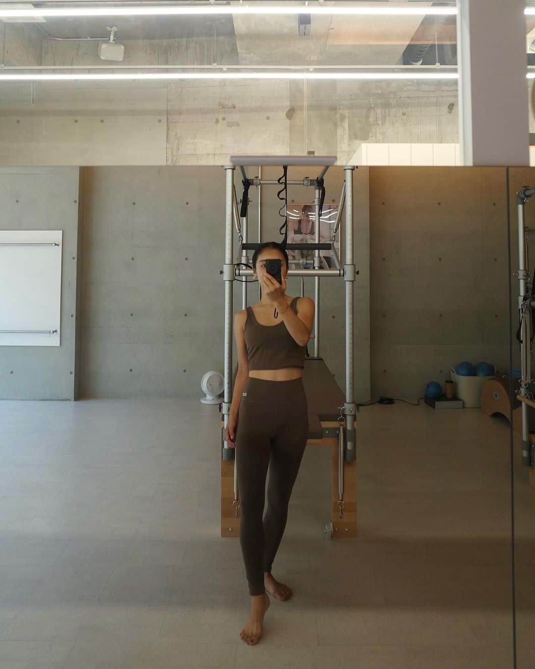 Icumi Oohamaのインスタグラム：「pilates @zenplace_official   人生初のピラティスへ🌿 基本の腰の位置、お腹の位置が 自分が思っていた場所と全く違うことを知り、面白かった〜♩」
