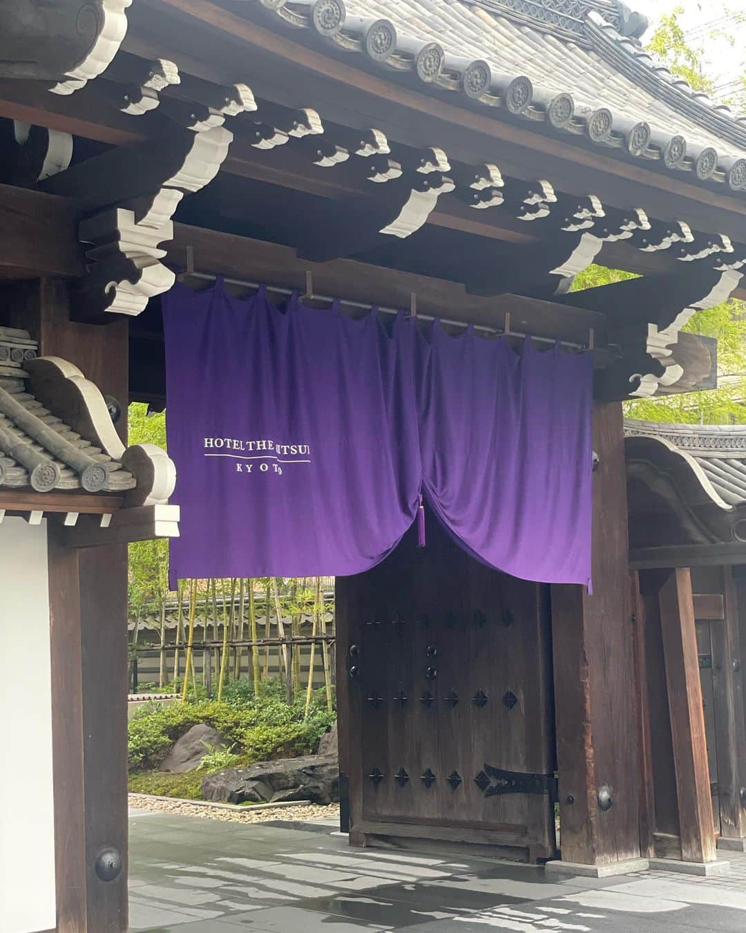 松見早枝子さんのインスタグラム写真 - (松見早枝子Instagram)「毎度違わず食の勉強の旅ですが😜、今回はなるべく初めての場所へ。 ・ ホテルも初めてのHOTEL THE MITSUI KYOTOに。 ・ 二条城の真ん前で、部屋からも見える、京都感をたっぷり味わえる立地です✨ ・ 300年以上の歴史ある#梶井宮門 が素敵🖤中はモダンです。 ・ 海外の方が多いけれど、豪奢というより楚々として落ち着く上品な印象で、部屋も使いやすくて五感に心地良いです😌✨ ・ 廊下の突き当たりに巨大なエメラルドのオブジェが💚 ・ 誕生石がエメラルドだからか、好きでラッキーストーンとなっている私としてはスルーできなくて、幸先が良くなりそうだからツーショットを撮ってもらいました😙 ・ ・ #hotelthemitsuikyoto @hotel_the_mitsui_kyoto #京都の宿 #粮理家 #ウェルネスフードスタイリスト #松見早枝子 #travelinkyoto #wellnessfoodstylist #saekomatsumi」7月13日 11時25分 - saekomatsumi