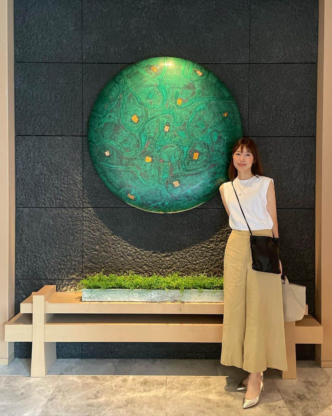 松見早枝子さんのインスタグラム写真 - (松見早枝子Instagram)「毎度違わず食の勉強の旅ですが😜、今回はなるべく初めての場所へ。 ・ ホテルも初めてのHOTEL THE MITSUI KYOTOに。 ・ 二条城の真ん前で、部屋からも見える、京都感をたっぷり味わえる立地です✨ ・ 300年以上の歴史ある#梶井宮門 が素敵🖤中はモダンです。 ・ 海外の方が多いけれど、豪奢というより楚々として落ち着く上品な印象で、部屋も使いやすくて五感に心地良いです😌✨ ・ 廊下の突き当たりに巨大なエメラルドのオブジェが💚 ・ 誕生石がエメラルドだからか、好きでラッキーストーンとなっている私としてはスルーできなくて、幸先が良くなりそうだからツーショットを撮ってもらいました😙 ・ ・ #hotelthemitsuikyoto @hotel_the_mitsui_kyoto #京都の宿 #粮理家 #ウェルネスフードスタイリスト #松見早枝子 #travelinkyoto #wellnessfoodstylist #saekomatsumi」7月13日 11時25分 - saekomatsumi