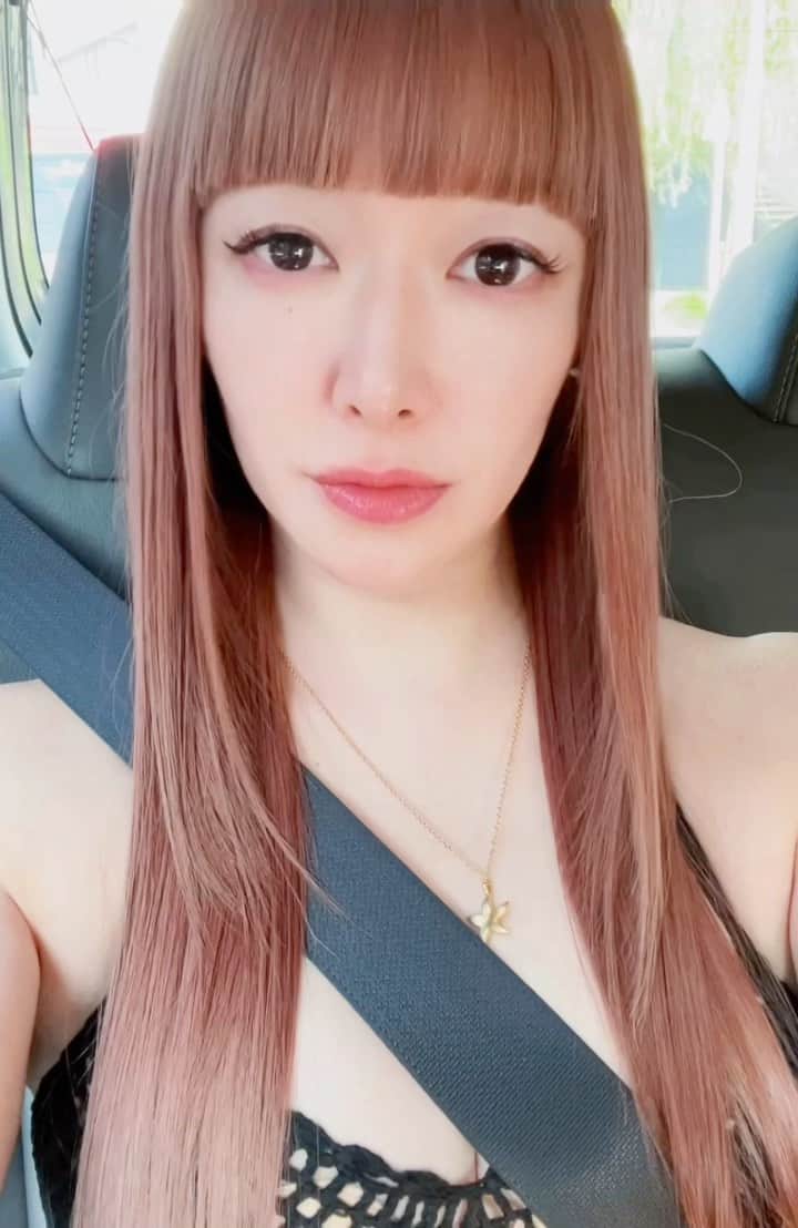 田中理恵のインスタグラム：「ヘアカラー変えました。 ピンク系に近づけていきます💕 人生初のブリーチ体験でしたが.... 1日でブリーチ2回したので頭皮がめっちゃくちゃ痛かったですが 気合いで（気愛）乗り超え、 1回目はここまで色抜けしました。  1年かけて綺麗なピンク色に育てていきたいです。  今月はまた海外仕事が控えているので頑張ります✨」