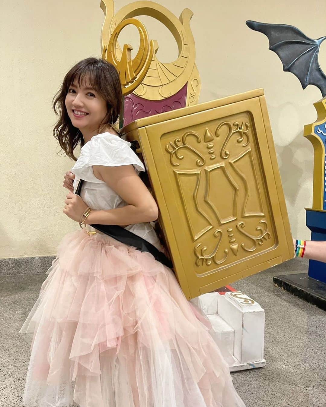 のインスタグラム：「Boa noite  @sana_fcnb  にて  聖衣箱背負って💓  どうかな？  #yumimatsuzawa #松澤由美 #松澤由実 #聖闘士星矢 #機動戦艦ナデシコ #メンバーシップ #ツイキャス #アニソン #アニソン好きと繋がりたい #ラグナロクマスターズ #松澤由実のアニソンフラッグ   #knightsofthezodiac」