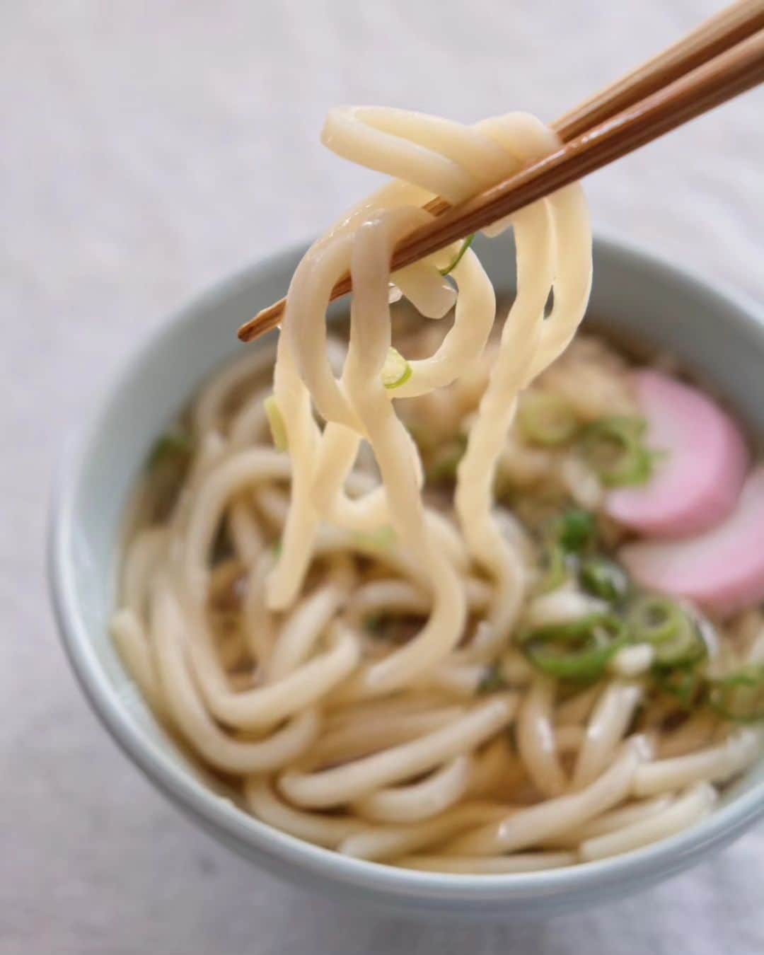 わたをのインスタグラム：「冷やしうどんはじめてます  もう夏の昼ご飯なんかずっとこれでええんちゃうの、ってくらい食べてるやつ👴🏼  鍋で1リットルのお湯を沸かして顆粒ダシ大さじ1、薄口醤油とミリン大さじ3ずつ、塩小さじ1/2で味付け。粗熱をとって冷蔵庫で冷やしておく(これで4〜5人分くらい)。 後は冷凍うどんを袋のままレンチン。ザルにとって水でしめる(シコシコ)のもありだけど、熱々のまま丼に入れて冷たいおダシかける(モチモチ)のもまた良し。刻みネギ、かまぼこ、天カスなど添えていただきます。氷を入れても◯  ※天カスは市販の乾燥したのでもいいんだけど、スーパーの惣菜コーナーで売ってるような一袋70円くらいの天カス使うとうまいです。  #おうちごはん #昼ごはん #お昼ごはん #昼食 #うどん #冷やしうどん #Yummy #Delicious #Japan #japanesefood #Japaneselunch #lunch」