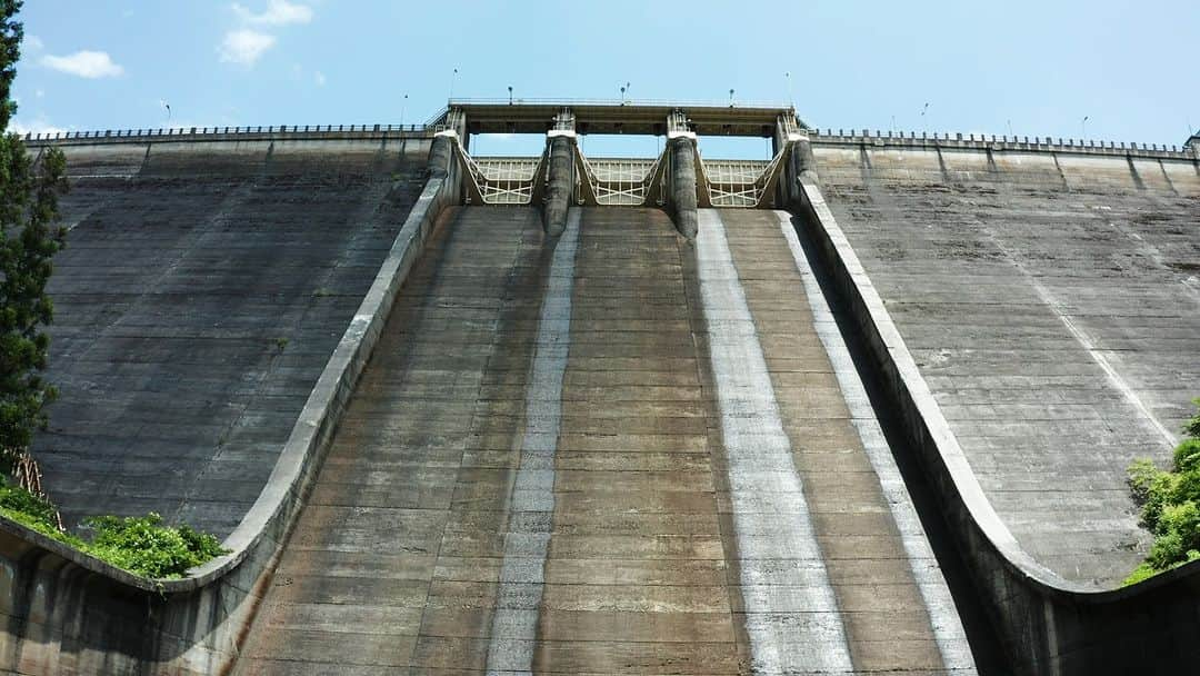 東京電力ホールディングス株式会社のインスタグラム：「須田貝ダム　ドローン映像 Dronevideo at Sudagai Dam  須田貝ダムは群馬県みなかみ町にあります。東京電力リニューアブルパワー初の地下式発電所である須田貝発電所（46,200kW）へ取水するための、発電専用の重力式コンクリートダムです。 経済性と温度ひび割れ抑制のため、日本で初めてダムコンクリートにフライアッシュ※を使用しています。  ※フライアッシュとは、石炭火力発電等の燃焼で発生する灰の粒子を電気集塵機で集めたもの。  監理員立ち合いのもと、撮影しております。  #東京電力 #tepco #群馬県 #ダム #ダム巡り #ダム好き #damphotography #damphoto #水力発電 #再生可能エネルギー #renewableenergy #renewable #renewablepower #風景写真 #景色写真 #青空 #skyblue」