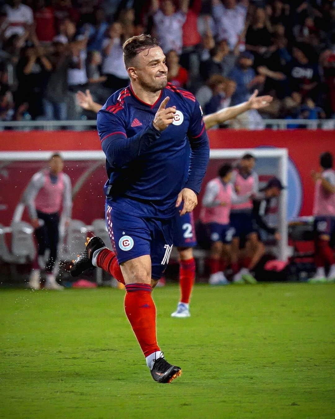 ジェルダン・シャチリさんのインスタグラム写真 - (ジェルダン・シャチリInstagram)「SHAQIRI WHAT A STRIKE 💥  #CHIvMTL | #cf97StarWarsNight」7月13日 11時44分 - shaqirixherdan