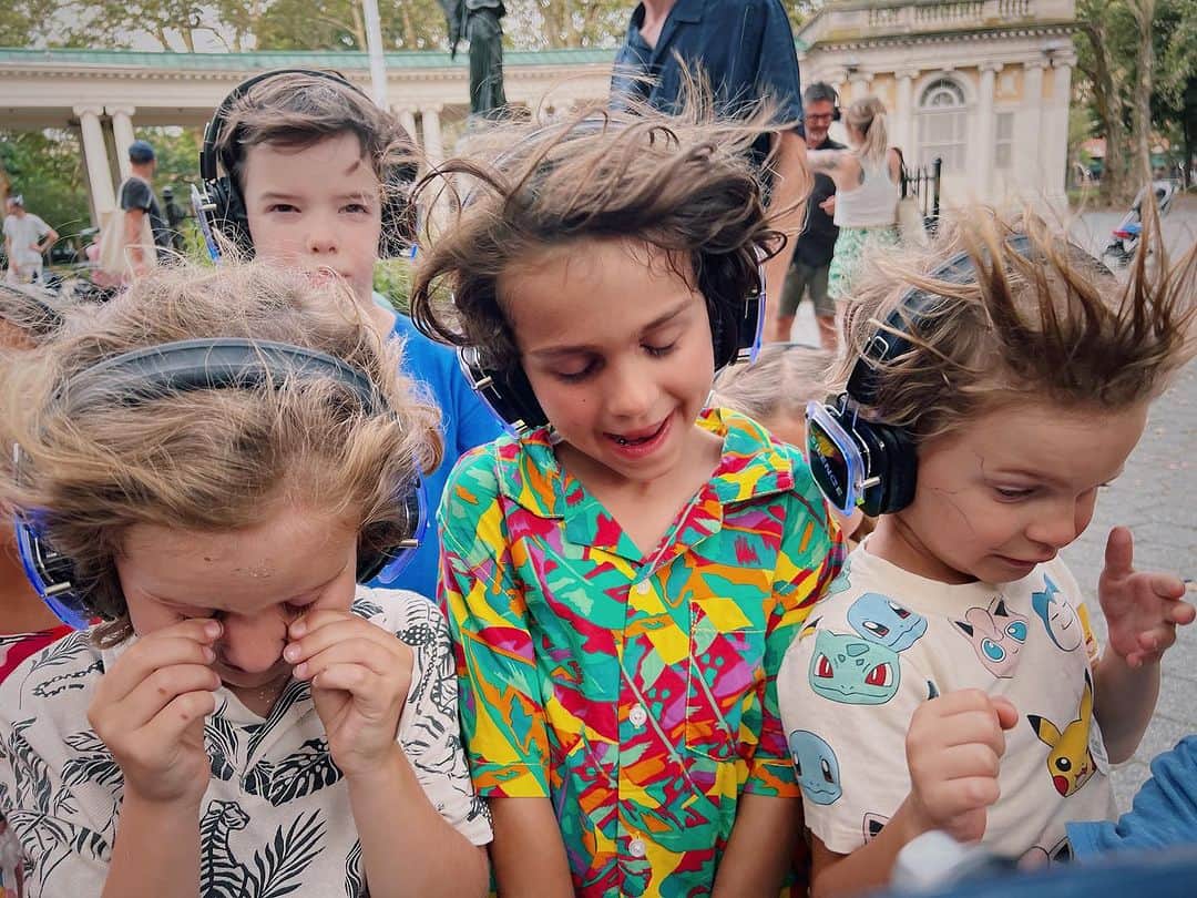 カーキ・キングのインスタグラム：「Once again, a photo to sun it all up. Little fans of the big fan.」
