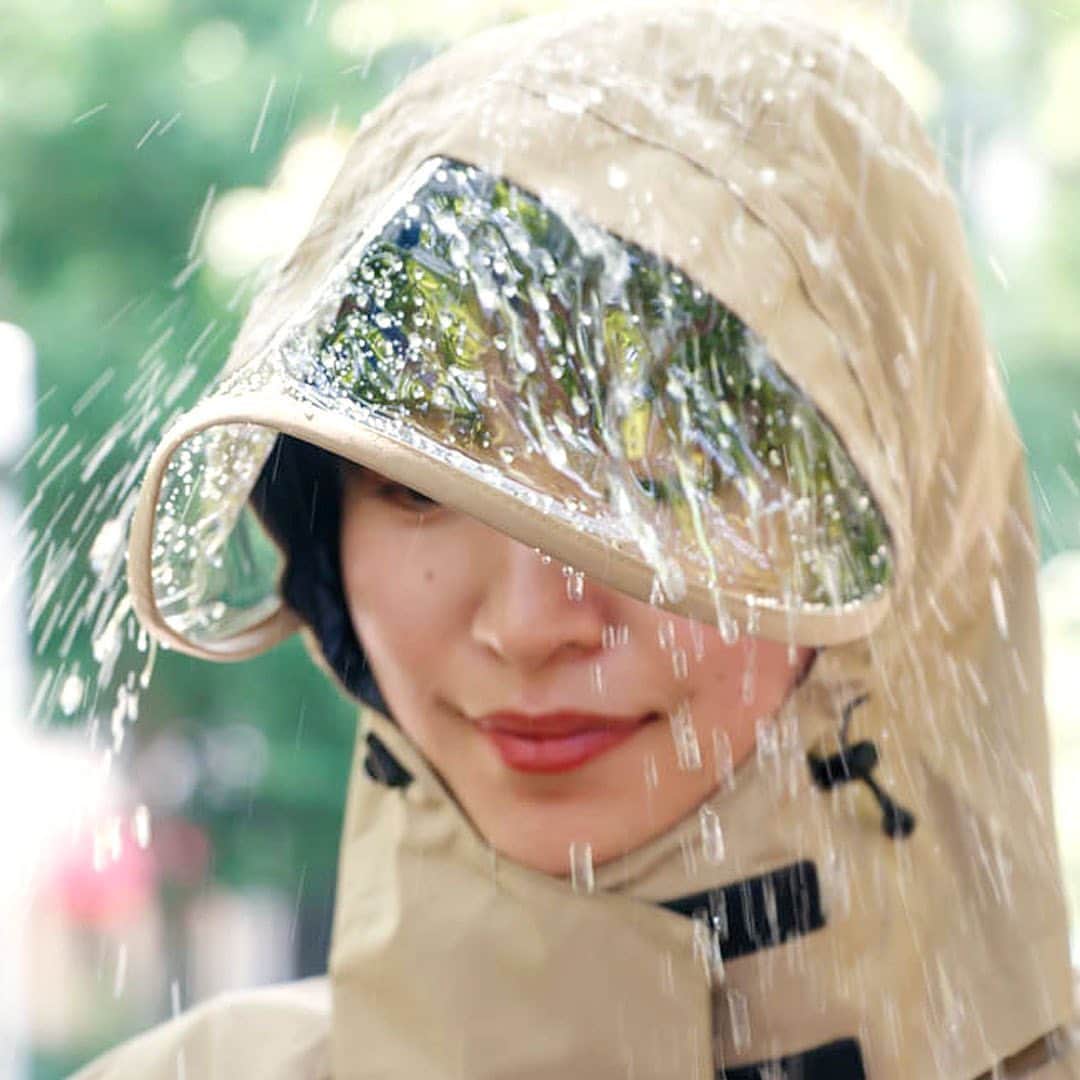 プレーリードッグさんのインスタグラム写真 - (プレーリードッグInstagram)「顔が濡れない！？🧥サイクルレインコート🧥 ＝＝＝＝＝＝＝＝＝＝＝＝＝＝＝＝＝＝＝＝＝＝＝＝＝  大きなひさしで雨から顔を守ってくれます✨ 雨の日の子供の送り迎えや通勤、通学に🚲 リュックを背負ったままでも着用できるゆったりサイズなので男女問わずにお使いいただけます✨ 　 @prairiedog_web ◀︎プロフィールはこちら  ＝＝＝＝＝＝＝＝＝＝＝＝＝＝＝＝＝＝＝＝＝＝＝＝＝＝  #サイクルレインコート  #レインコートデビュー  #レイングッズ  #レインコートコーデ  #雨の日コーデ  #雨の日ファッション  #プレーリードッグ  #株式会社プレーリードッグ  #まいにちプレーリー」7月13日 11時50分 - prairiedog_web