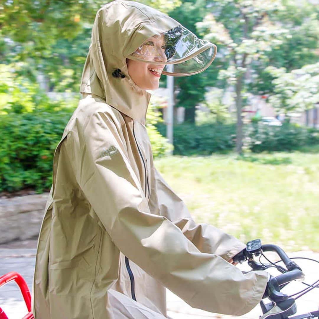 プレーリードッグさんのインスタグラム写真 - (プレーリードッグInstagram)「顔が濡れない！？🧥サイクルレインコート🧥 ＝＝＝＝＝＝＝＝＝＝＝＝＝＝＝＝＝＝＝＝＝＝＝＝＝  大きなひさしで雨から顔を守ってくれます✨ 雨の日の子供の送り迎えや通勤、通学に🚲 リュックを背負ったままでも着用できるゆったりサイズなので男女問わずにお使いいただけます✨ 　 @prairiedog_web ◀︎プロフィールはこちら  ＝＝＝＝＝＝＝＝＝＝＝＝＝＝＝＝＝＝＝＝＝＝＝＝＝＝  #サイクルレインコート  #レインコートデビュー  #レイングッズ  #レインコートコーデ  #雨の日コーデ  #雨の日ファッション  #プレーリードッグ  #株式会社プレーリードッグ  #まいにちプレーリー」7月13日 11時50分 - prairiedog_web