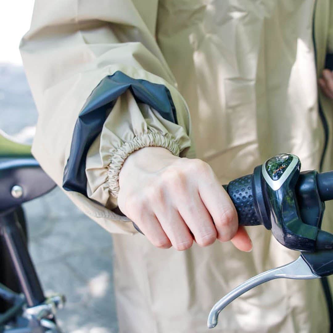 プレーリードッグさんのインスタグラム写真 - (プレーリードッグInstagram)「顔が濡れない！？🧥サイクルレインコート🧥 ＝＝＝＝＝＝＝＝＝＝＝＝＝＝＝＝＝＝＝＝＝＝＝＝＝  大きなひさしで雨から顔を守ってくれます✨ 雨の日の子供の送り迎えや通勤、通学に🚲 リュックを背負ったままでも着用できるゆったりサイズなので男女問わずにお使いいただけます✨ 　 @prairiedog_web ◀︎プロフィールはこちら  ＝＝＝＝＝＝＝＝＝＝＝＝＝＝＝＝＝＝＝＝＝＝＝＝＝＝  #サイクルレインコート  #レインコートデビュー  #レイングッズ  #レインコートコーデ  #雨の日コーデ  #雨の日ファッション  #プレーリードッグ  #株式会社プレーリードッグ  #まいにちプレーリー」7月13日 11時50分 - prairiedog_web