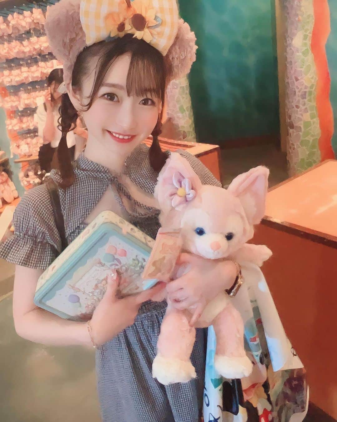 平野ほのかのインスタグラム：「~ ⁡ ⁡ ~ ⁡ ぜーーんぶほしい！🛒𓈒𓂂𓏸 ⁡ ~ ⁡ #平野ほのか #撮影 #笑顔 #ひまわり #リボン  #ディズニーシー #disneysea #love #girl #instagram #followforfollowback」