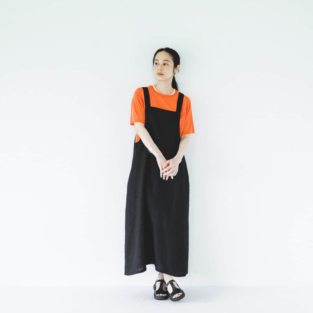 のインスタグラム：「シンプルだから、大人に似合う。 fog linen workのサロペットスカート . - - - - - - - - - - - -  飾らない、かろやかな装いは好きだけれど、 カジュアルすぎるのはしっくりこない。  そんな方の日々の おしゃれの味方になってくれるような 「サロペットスカート」のご紹介です。  サロペットの魅力は、1枚で可愛く、 着ていて楽ちんなところ。  ちょっとそこまでのお出かけも、 リラック気分でおしゃれを楽しみたい旅行にも ぴったりですよ。  締め付けのないゆったりな アイテムだからこそ、 デザインはできるだけスッキリと見えるように。  ストンと縦長にみえるシルエットで、 細かい仕様もとことんシンプルに仕上げました。  fog linen workのリネンといえば、 整いすぎてない自然で 表情のある素材感がすてき。  見た目のこなれ感だけでなく、 お手入れしやすいのも良いところです。 じゃぶじゃぶ洗えて、乾きも早く、 洗いざらしで着れるので、 気兼ねなく手に取りやすいんです。   一枚で着ると寂しくなりがちな タンクトップやTシャツなどの 夏の定番トップスも、 このサロペットスカートと合わせれば きっと新鮮に感じられるはずです。  「大人のシンプル」になじむ、 上質な一着をぜひワードローブに 迎えてみませんか。 . ーーー 掲載のアイテムはこちら▼ ーーー . ☑︎ 【当店別注】fog linen work / リネンサロペットスカート - - - - - - - - - - - - - - - - - -   ▶︎ お買いものはプロフィールのリンクから ご覧くださいね。→@hokuoh_kurashi . #サロペットスカート#サロペット#ワンピース#foglinenwork#リネン #夏コーデ#シンプルコーデ#夏服 #fashion#coordinate#ファッション#お買い物#お買いもの#シンプル#シンプルライフ #シンプルデザイン#暮らしを楽しむ#日々の暮らし #北欧#暮らし#北欧暮らしの道具店」