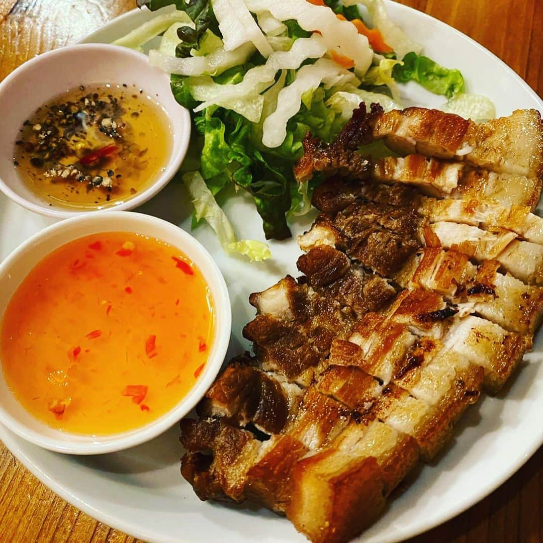 ボートレース宮島のインスタグラム：「. 🇻🇳ベトナム料理「アオババ」広島店 . 中区袋町にある本格ベトナム料理店🇻🇳 暑い時期にはエスニック料理が食べたくなりますよね☀️😋 . まるでベトナムに来たかのような店内の雰囲気✨ 本格的なベトナム料理が種類豊富に揃っています🤗 どれもおいしくて、アジア料理好きにはたまりません😋 パクチー盛りだくさんモヒート🌿や氷の乗ったベトナムプリン🍮もおすすめです！ . しっかり食べて、暑い夏を乗り切りましょー！ . . #ボートレース宮島 #boatrace #広島カフェ #アオババ #ベトナム料理 #広島ベトナム料理 #広島ランチ #広島ディナー #広島グルメ #hiroshima」