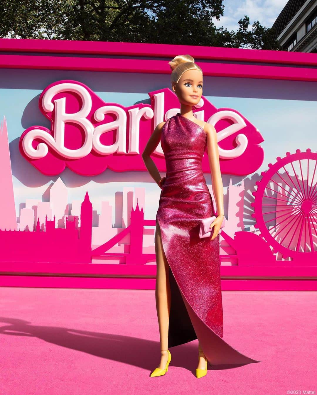 バービーさんのインスタグラム写真 - (バービーInstagram)「Another day, another pink carpet! Across the pond to celebrate the UK premiere of @BarbieTheMovie. 💗 #BarbieTheMovie #barbie #barbiestyle」7月13日 12時02分 - barbiestyle