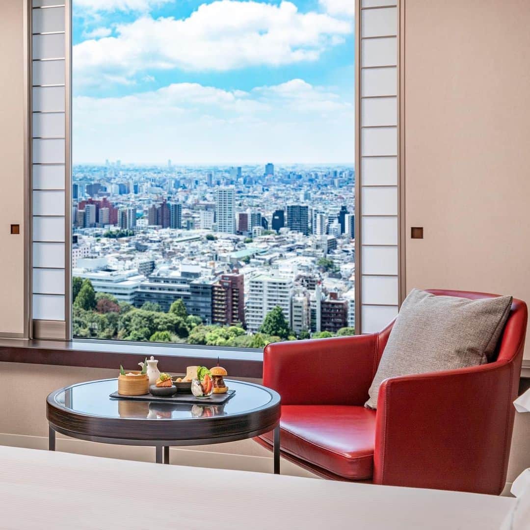 ヒルトン東京さんのインスタグラム写真 - (ヒルトン東京Instagram)「ヒルトン東京は2023 Travel and Leisure の東京ホテル部門においてトップ3にランクインすることが出来ました！  この場をお借りしてヒルトン東京を選んでくださった全ての皆様に心より感謝申し上げます。  今年はヒルトン日本進出60周年の節目の年です。私たちヒルトン東京は引き続きお客様のニーズに応えつつ、良質なおもてなしとサービスを提供して参ります。 皆さまをヒルトン東京にお迎え出来ます事をスタッフ一同心よりお待ち申し上げております。  Delighted for Hilton Tokyo to be ranked in the top 3 hotels in Tokyo in this year’s Travel + Leisure’s “5 Favorite Hotels in Tokyo of 2023” awards!　 This year marked a significant milestone for Hilton– the 60th anniversary of Hilton’s trading presence in Japan. We continue to set the benchmark for hospitality around the world, providing product innovation and services to meet the evolving needs of our guests and spreading the light and warmth of hospitality to all of our guests.  #hiltontokyo #travelandleisure #worldsbest #tophotels #besthotels #tokyo #japan #ig_tokyo #traveljapan #travelgram #japantravelphoto #ヒルトン #ヒルトン東京 #東京 #東京ホテル #ホテル #ベスト #トレンド #ホテルライフ #ステイケーション #トラベル #ベスト賞」7月13日 12時02分 - hiltontokyo