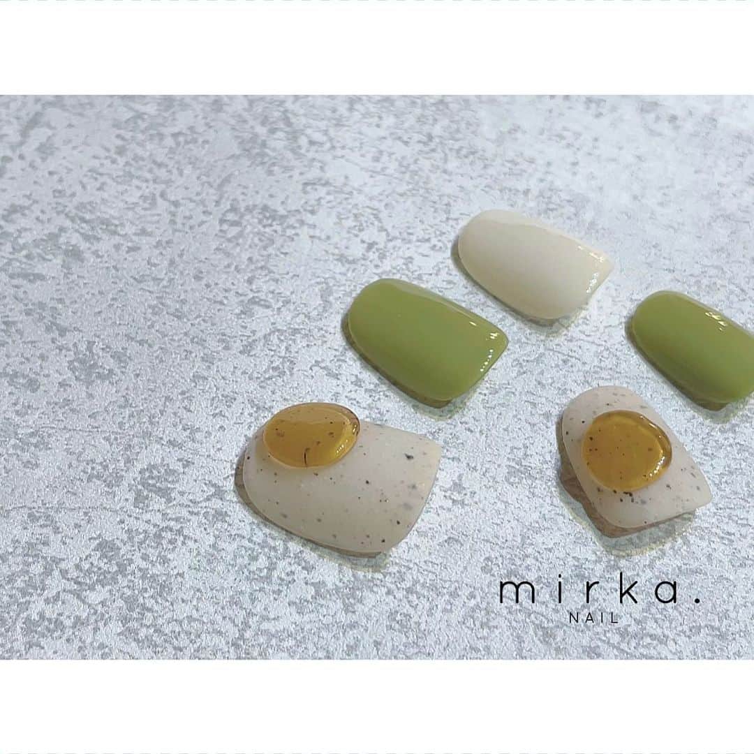 mirka. NAIL(ミルカネイル)のインスタグラム：「⁡ ⁡ ⁡ new !! ⁡ ⁡ ⁡ シンプルに質感を楽しむデザイン🫶 ⁡ ⁡ #mirkanailsample ………………………………………………………… ⁡ ご予約、お問い合わせは LINE ID⇒ @mirka.nail (@含む)まで。 ⁡ ご新規様はハイライトの「ご案内」と「ご予約方法」を必ずお読みいただいてからご予約くださいますようお願いいたします。 空き状況や詳細はLINEの投稿からご確認ください。 ⁡ ⁡ ⁡ ⁡ #mirkanail#nails#nail#nailart#naildesign #ショートネイル#ネイルアート#ネイルデザイン#ネイル#大人ネイル#シンプルネイル#オフィスネイル#ニュアンスネイル#ナチュラルネイル#カジュアルネイル#ショートネイルデザイン#美甲#夏ネイル#夏ネイル2023 #プライベートサロン#プライベートネイルサロン#東京ネイルサロン#東京ネイル#江東区ネイルサロン#森下#清澄白河 ⁡」